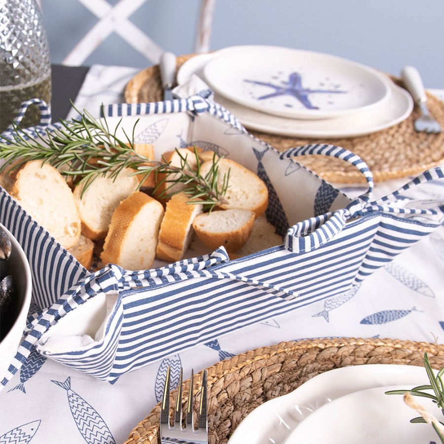 naf47-bread-basket-35x35x8-cm-blue-white-cotton-fishes-square-kitchen-gift (2) naf47 bread basket 35x35x8 cm blue white cotton fishes square kitchen gift 2 Забудьте про крихти на столі! Цей елегантний текстильний кошик збереже хліб свіжим та додасть стилю вашій кухні чи їдальні. <ul> <li>100% бавовна: Натуральний, легко переться, довговічний матеріал.</li> <li>Розмір 8 x 35 x 35 см: Ідеально вміщує стандартний хліб чи випічку.</li> <li>Колір синій/білий: Свіжий акцент для будь-якого інтер'єру.</li> <li>Вага 0.13 кг: Легкий та зручний у використанні та зберіганні.</li> </ul>