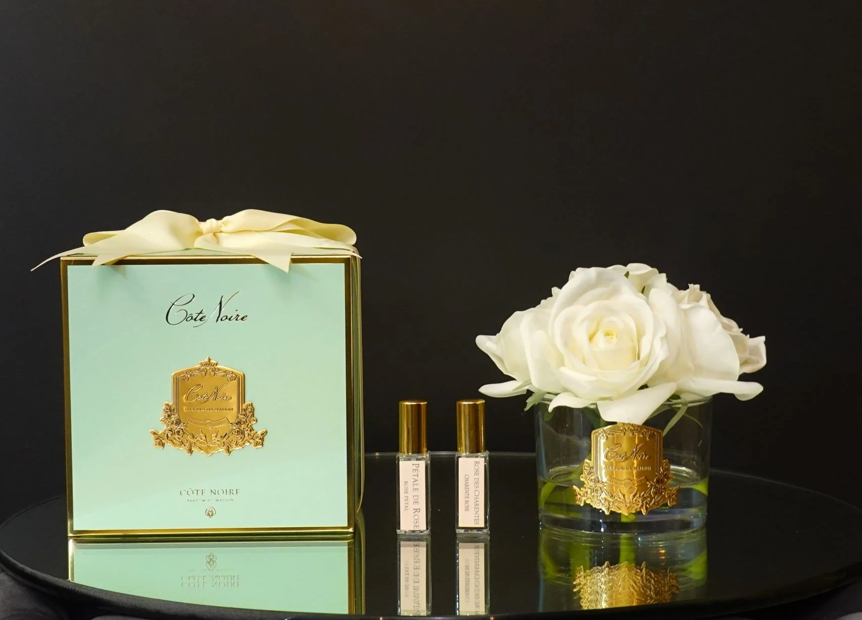 GMR92PERFUMES_1706x1228 <span class="jCAhz ChMk0b"><span class="ryNqvb">Аромабукет Côte Noire из 5 роз цвета слоновой кости из полимера в прозрачной вазе</span></span> Технические характеристики <ul> <li>Размер: 16*18*18 см</li> <li>Нижний диаметр: 10 см</li> <li>Верхний диаметр: 18 см</li> <li>Высота: 18 см</li> <li>Вес: 1 кг</li> <li>Цвет: слоновая кость, прозрачный, золотой</li> <li>Материал: полимер, стекло</li> <li>Производитель: Cote Noire, Франция</li> </ul>