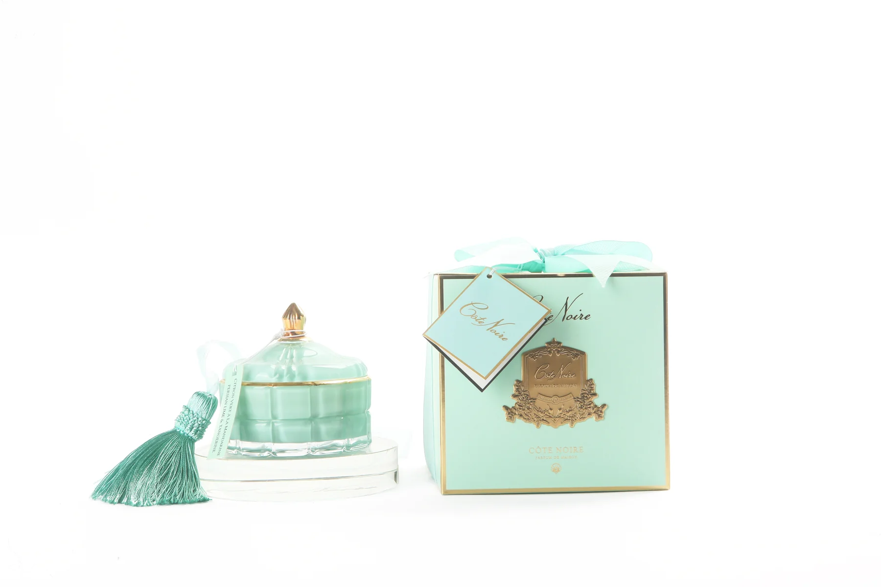 Limited-Editioncandle-ArtDeco-Blue_1800x1200 limited editioncandle artdeco Насолоджуйтесь вишуканою атмосферою та свіжим цитрусовим ароматом перського лайма. Ця ароматична свічка миттєво перетворить ваш простір. <ul> <li>Ментоловий колір: Додає елегантності та візуального спокою інтер'єру.</li> <li>Віск та скло: Забезпечують чисте горіння та витончений вигляд.</li> <li>Розмір 12 x 12 x 7 см: Ідеально пасує для будь-якого куточка вашого дому чи офісу.</li> <li>Виробник COTE NOIRE: Гарантує преміальну якість та вишуканість.</li> </ul>