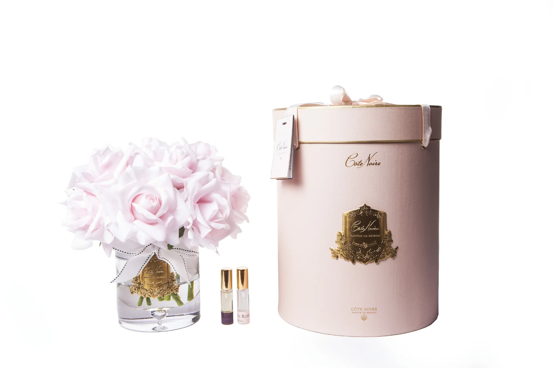LTW03TwelveRoses-FrenchPink_PinkboxwithGold_1800x1200 ltw03twelveroses <span class="jCAhz ChMk0b"><span class="ryNqvb">Аромабукет Cote Noire из розовых роз из полимера, в стеклянной вазе с бантом и золотым акцентом.</span></span> <strong><span class="jCAhz"><span class="ryNqvb">Технические характеристики</span></span></strong> <ul> <li><span class="jCAhz"><span class="ryNqvb">Материал: полимер, стекло</span></span></li> <li><span class="jCAhz ChMk0b"><span class="ryNqvb">Цвет: золотой, прозрачный, розовый</span></span></li> <li><span class="jCAhz ChMk0b"><span class="ryNqvb">Размеры: 26 x 26 x 30</span></span></li> <li><span class="jCAhz ChMk0b"><span class="ryNqvb">Вес: 2.75</span></span></li> <li><span class="jCAhz ChMk0b"><span class="ryNqvb">Производитель: COTE NOIRE</span></span></li> </ul>