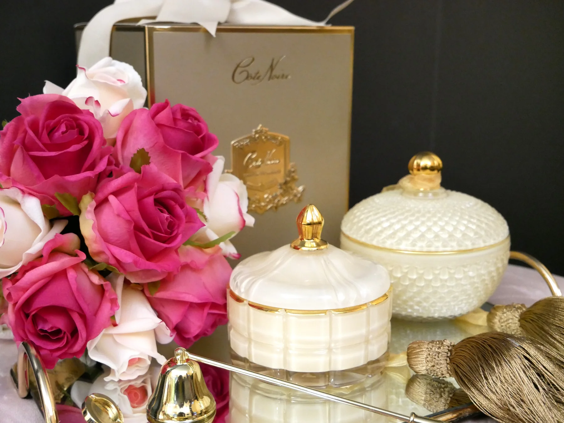 CreamAdLifestyle3_cc97dddd-b910-466f-ba20-8f8d461da588_1800x1351 creamadlifestyle3 cc97dddd b910 466f ba20 Размер: 11,5*12*12 см Вес: 1,3 кг Цвет: кремовый, золотой Материал: воск Ecoluxe, стекло Производитель: Cote Noire, Франция