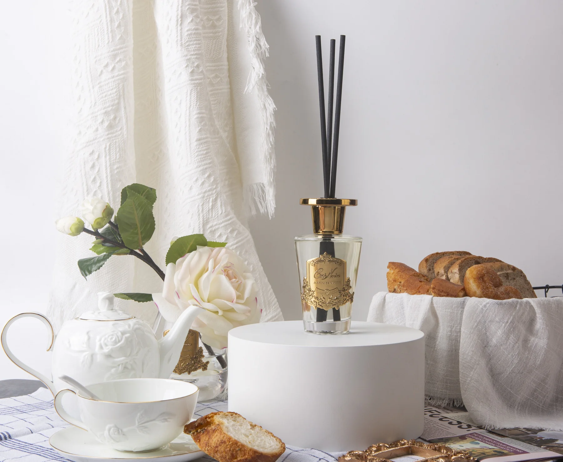 Lifestyle150mlGoldFMTcropped_1800x1477 Наповніть ваш простір вишуканим ароматом EAU DE VIE. Цей елегантний аромадифузор 150 мл ідеально доповнить інтер'єр та створить атмосферу затишку. <ul> <li>Колір: золотий, прозорий: Додасть елегантності та стилю вашому простору.</li> <li>Матеріал: скло: Надає виробу преміального вигляду та відчуття якості.</li> <li>Виробник: Cote Noire (Франція): Обирайте бездоганну якість та вишуканість французького бренду.</li> <li>Розмір: 6x6x18 см: Ідеально впишеться навіть у невеликий простір.</li> </ul>