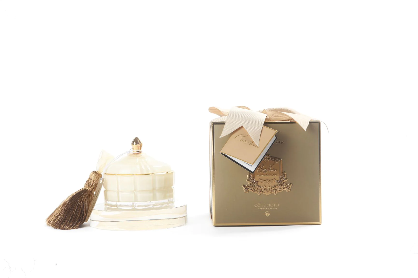 Limited-Editioncandle-ArtDeco-Cream_1732x1154 limited editioncandle artdeco Створіть затишок та розкіш у вашому домі з ароматичною свічкою Cote Noire Art Deco "Blonde Vanilla". <ul> <li>Аромат Blonde Vanilla: Наповнює ваш простір теплим, затишним ароматом ванілі.</li> <li>Матеріал віск та скло: Забезпечують чисте горіння та слугують елегантним елементом декору.</li> <li>Дизайн Art Deco: Додає вишуканості інтер'єру завдяки золотистим та кремовим відтінкам.</li> <li>Розмір 10 x 10 x 10 см: Компактний акцент, що ідеально впишеться у будь-який простір.</li> </ul>