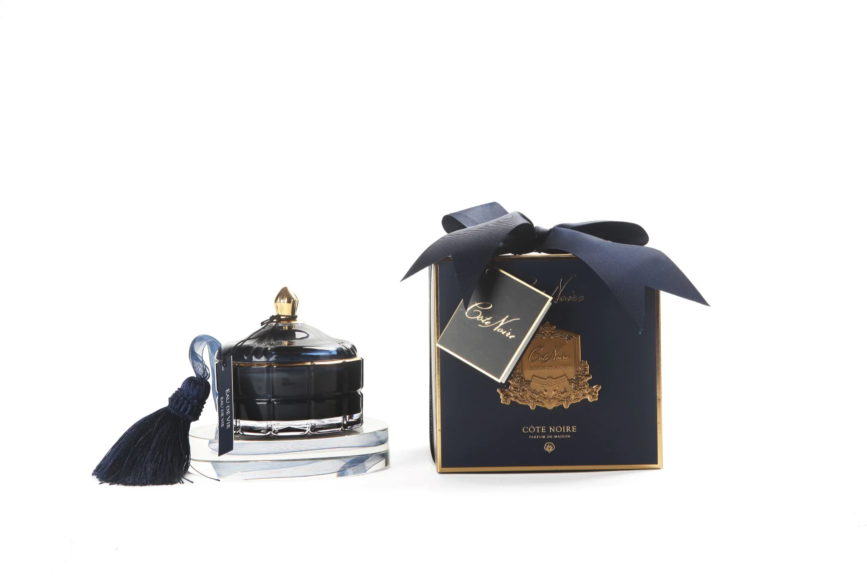 Limited-Editioncandle-ArtDeco-Navy_1732x1154 limited editioncandle artdeco Наповніть ваш простір вишуканим ароматом "Eau de Vie" та створіть атмосферу розкоші. Ароматична свічка Cote Noire Art Deco – ідеальний акцент. <ul> <li>Віск та скло: Забезпечує чисте горіння та витончений вигляд.</li> <li>Колір золотий, синій: Легко поєднується з інтер'єром, додаючи стилю.</li> <li>Дизайн Art Deco: Надає інтер'єру розкоші та унікального стилю.</li> <li>Виробник COTE NOIRE: Гарантує преміальну якість та стійкий аромат.</li> </ul>