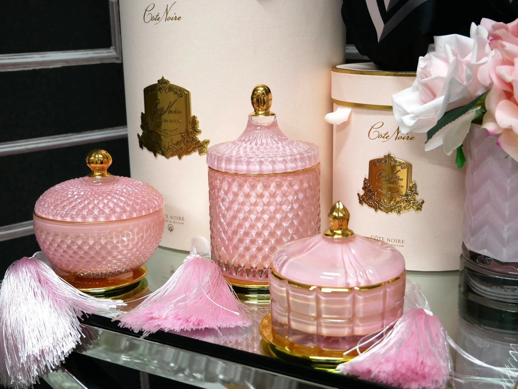 Pinkgroupartdeco_1800x1351 pinkgroupartdeco 1800x1351 1 Размер: 10*10*10 см Вес: 185 г Цвет: розовый, золотой Материал: воска Ecoluxe, стекло Производитель: Cote Noire, Франция