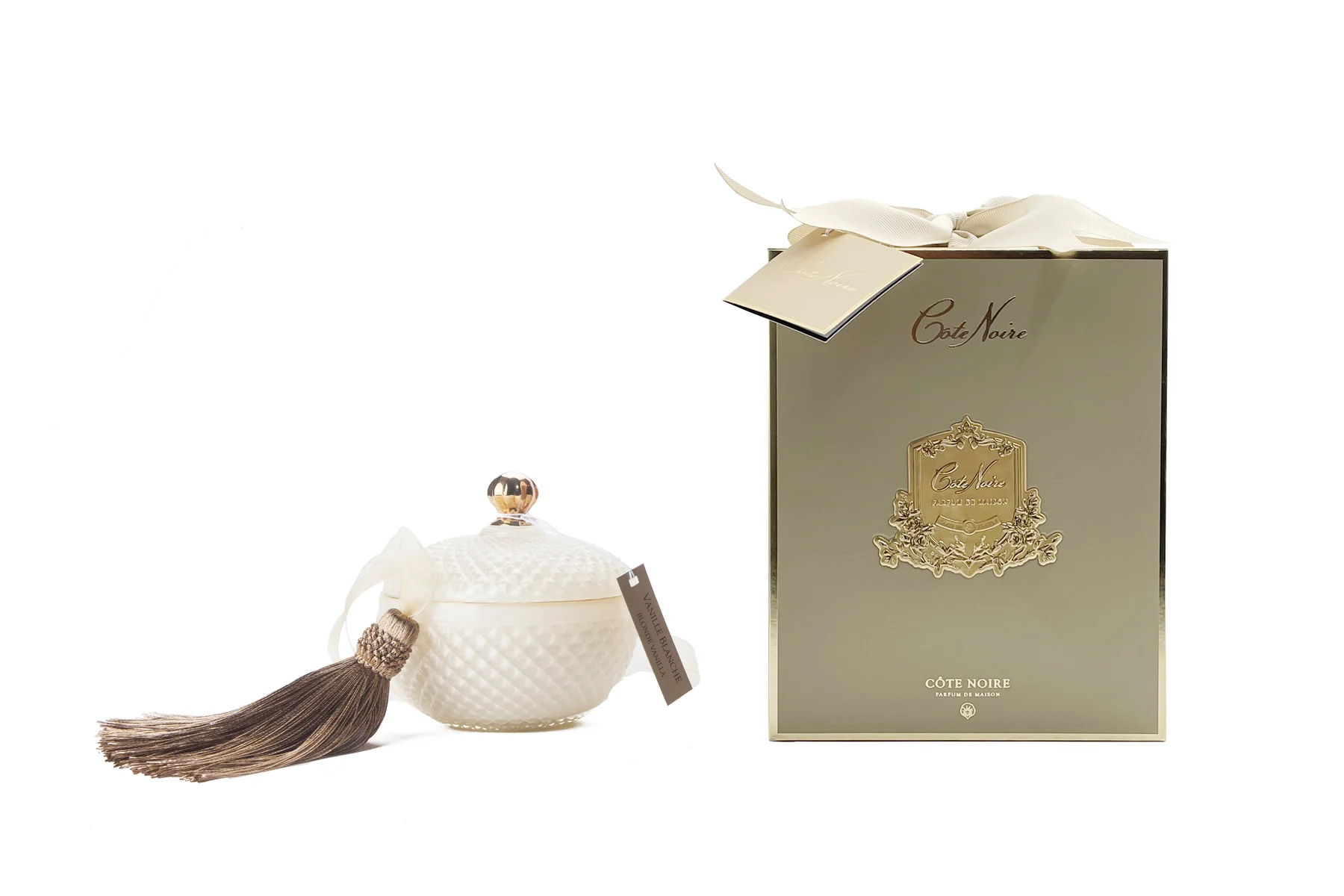 RoundArtDecocandle-Cream_1800x1200 roundartdecocandle Размер: 11,5*12*12 см Вес: 1,3 кг Цвет: кремовый, золотой Материал: воск Ecoluxe, стекло Производитель: Cote Noire, Франция