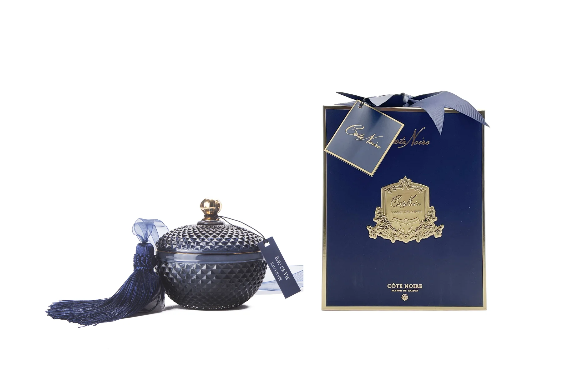 RoundArtDecocandle-Navy_1800x1200 roundartdecocandle Размер: 11,5*12*12 см. Вага: 300 г Цвет: синий, золотой Материал: воск Ecoluxe, скло. Производитель: Cote Noire, Франция.