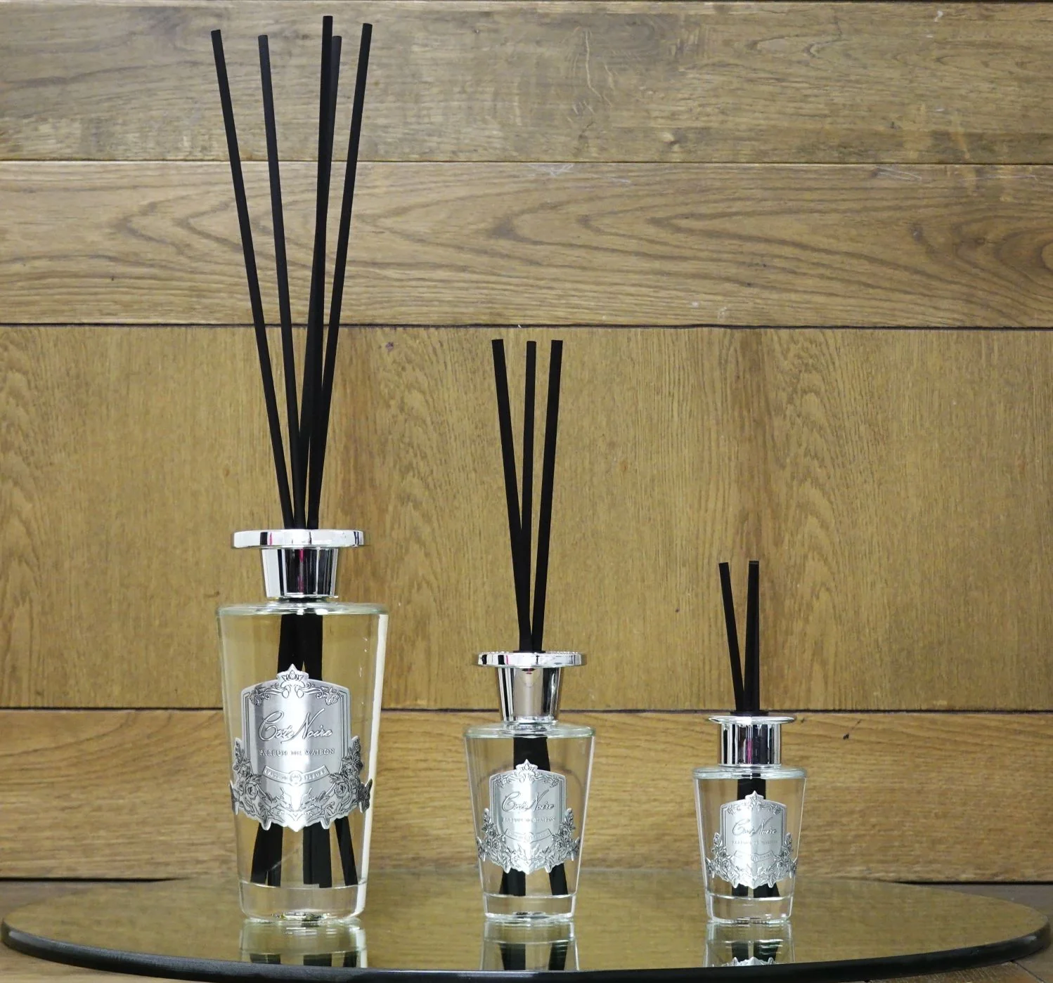 Silverdiffusers_26b7e1e6-1f4d-4428-80b8-6e75be877dea_1498x1399 silverdiffusers 26b7e1e6 1f4d 4428 80b8 Створіть атмосферу розкоші та затишку з аромадифузором EAU DE VIE. Цей витончений аксесуар від COTE NOIRE наповнить ваш простір чудовим ароматом. <ul> <li>Скло: Довговічність та преміальний, елегантний вигляд.</li> <li>Золотий/прозорий колір: Стильно доповнить будь-який інтер'єр.</li> <li>100 мл: Насолоджуйтесь улюбленим ароматом довгий час.</li> <li>18 x 6 x 6 см: Ідеальний розмір для будь-якої полиці чи столика.</li> </ul>