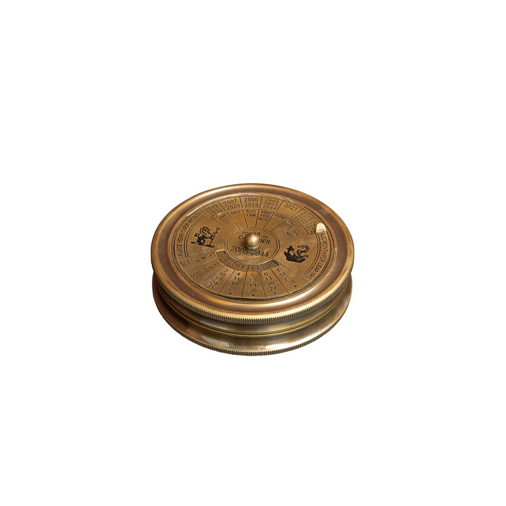 boussole-et-calendrier-laiton boussole et calendrier laiton <span class="jCAhz ChMk0b"><span class="ryNqvb">Размер: 2*8*8 см</span></span> <span class="jCAhz ChMk0b"><span class="ryNqvb">Цвет: латунный</span></span> <span class="jCAhz ChMk0b"><span class="ryNqvb">Материал: латунь</span></span>