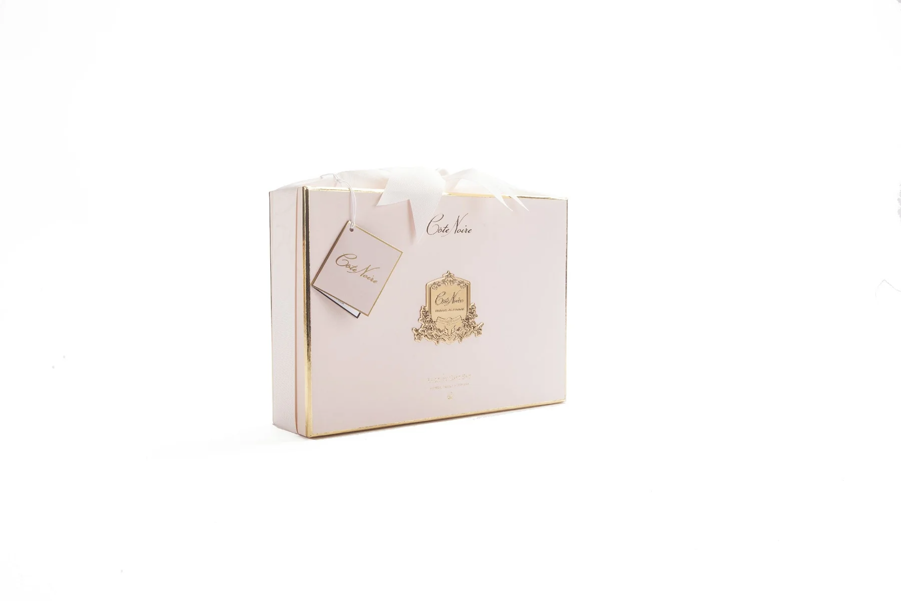 Giftpack_CharenteRose_box_side_1800x1200 <span class="jCAhz"><span class="ryNqvb">Размер: 8,5*22*25 см </span></span><span class="jCAhz ChMk0b"><span class="ryNqvb">Вес: 1 кг </span></span><span class="jCAhz ChMk0b"><span class="ryNqvb">Цвет: розовый </span></span><span class="jCAhz ChMk0b"><span class="ryNqvb">Материал: картон</span></span>