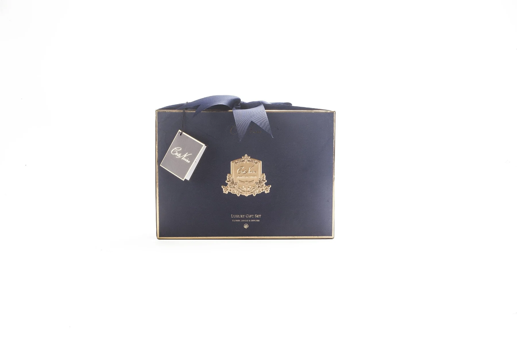 Giftpack_EaudeVie_box_front_1800x1200 Подарунковий набір Cote Noire "Eau de Vie" - ідеальне рішення для створення атмосфери розкоші та затишку вдома. Отримайте аромасвічу та дифузор в одному вишуканому комплекті. <ul> <li>Віск та скло: Забезпечують преміальну якість та довготривалий аромат.</li> <li>Розмір 8.5 x 22 x 25 см: Компактний формат, що ідеально підходить для подарунка та легко розміщується.</li> <li>Стильний синій колір: Додасть елегантності та вишуканості вашому інтер'єру.</li> <li>Від Cote Noire: Обирайте бездоганну якість від відомого бренду.</li> </ul>