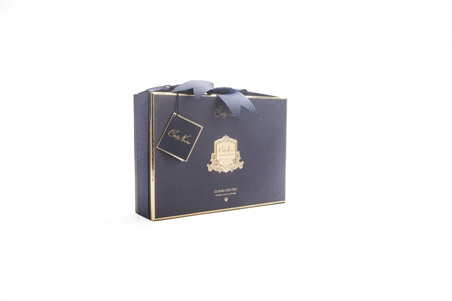 Giftpack_EaudeVie_box_side_1800x1200 Подарунковий набір Cote Noire "Eau de Vie" - ідеальне рішення для створення атмосфери розкоші та затишку вдома. Отримайте аромасвічу та дифузор в одному вишуканому комплекті. <ul> <li>Віск та скло: Забезпечують преміальну якість та довготривалий аромат.</li> <li>Розмір 8.5 x 22 x 25 см: Компактний формат, що ідеально підходить для подарунка та легко розміщується.</li> <li>Стильний синій колір: Додасть елегантності та вишуканості вашому інтер'єру.</li> <li>Від Cote Noire: Обирайте бездоганну якість від відомого бренду.</li> </ul>
