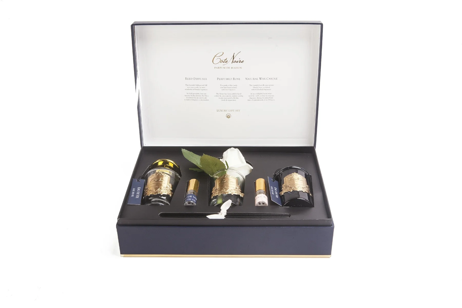 Giftpack_EaudeVie_front_box_open_1800x1200 Подарунковий набір Cote Noire "Eau de Vie" - ідеальне рішення для створення атмосфери розкоші та затишку вдома. Отримайте аромасвічу та дифузор в одному вишуканому комплекті. <ul> <li>Віск та скло: Забезпечують преміальну якість та довготривалий аромат.</li> <li>Розмір 8.5 x 22 x 25 см: Компактний формат, що ідеально підходить для подарунка та легко розміщується.</li> <li>Стильний синій колір: Додасть елегантності та вишуканості вашому інтер'єру.</li> <li>Від Cote Noire: Обирайте бездоганну якість від відомого бренду.</li> </ul>