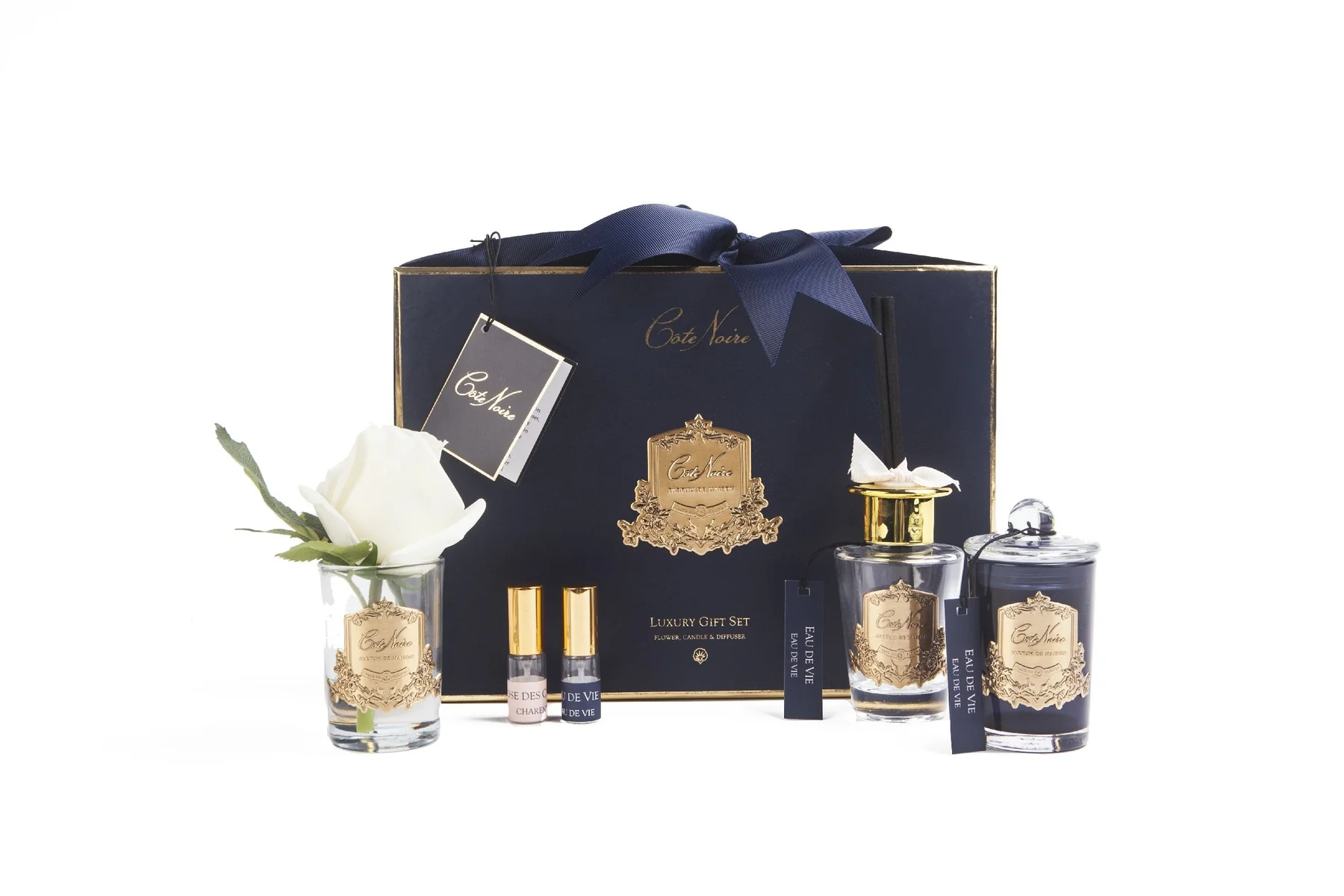 Giftpack_EaudeVie_with_box_front_1800x1200 Подарунковий набір Cote Noire "Eau de Vie" - ідеальне рішення для створення атмосфери розкоші та затишку вдома. Отримайте аромасвічу та дифузор в одному вишуканому комплекті. <ul> <li>Віск та скло: Забезпечують преміальну якість та довготривалий аромат.</li> <li>Розмір 8.5 x 22 x 25 см: Компактний формат, що ідеально підходить для подарунка та легко розміщується.</li> <li>Стильний синій колір: Додасть елегантності та вишуканості вашому інтер'єру.</li> <li>Від Cote Noire: Обирайте бездоганну якість від відомого бренду.</li> </ul>