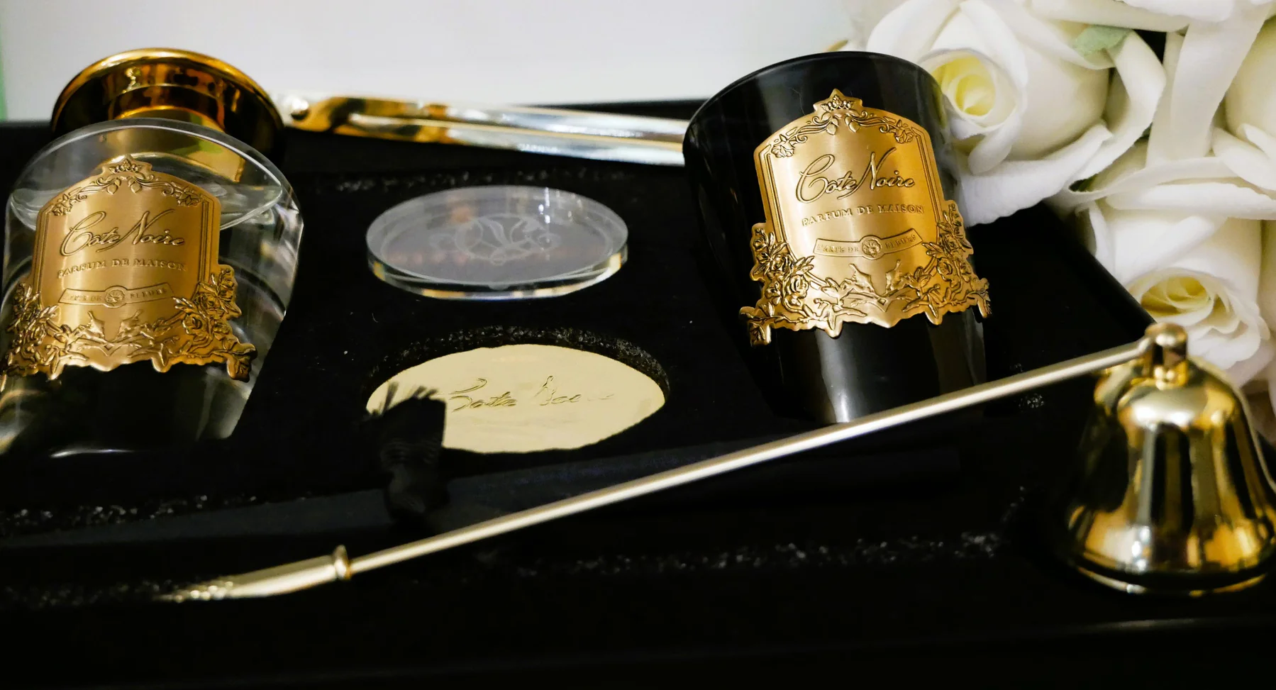 Newgiftset2_980a5b6d-e6df-4c43-a11e-e5af8d74e99c_1800x973 newgiftset2 980a5b6d e6df 4c43 a11e <p>Створіть ідеальну атмосферу з подарунковим набором Cote Noire "BLONDE VANILLA". Розкішний аромат та стильний дизайн в одному.</p>
<ul>
<li>Аромат "Blonde Vanilla": Створить атмосферу тепла та затишку.</li>
<li>Подарунковий набір: Готове рішення для елегантного подарунка.</li>
<li>Якісні матеріали (віск, скло): Гарантують довготривале використання та преміальний вигляд.</li>
<li>Золотий дизайн: Додасть вишуканості вашому інтер'єру.</li>
</ul>