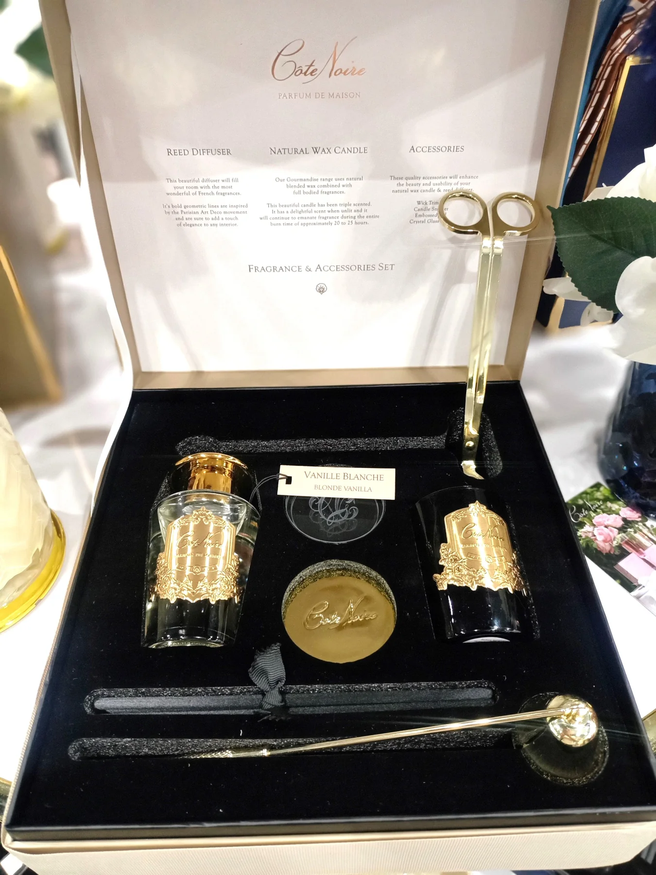 NewVanillaGiftSet_1_-min_1350x1800 newvanillagiftset 1 <p>Створіть ідеальну атмосферу з подарунковим набором Cote Noire "BLONDE VANILLA". Розкішний аромат та стильний дизайн в одному.</p>
<ul>
<li>Аромат "Blonde Vanilla": Створить атмосферу тепла та затишку.</li>
<li>Подарунковий набір: Готове рішення для елегантного подарунка.</li>
<li>Якісні матеріали (віск, скло): Гарантують довготривале використання та преміальний вигляд.</li>
<li>Золотий дизайн: Додасть вишуканості вашому інтер'єру.</li>
</ul>