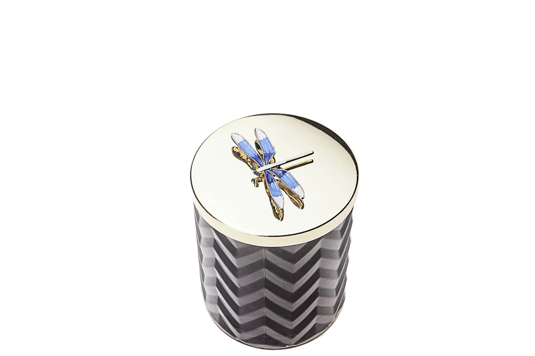 HCG05-HerringboneCandle-Blue-DragonFlylid_1800x1200 hcg05 herringbonecandle blue <p>Пориньте у світ розкоші та вишуканих ароматів з аромасвічкою Cote Noire Eau de Vie. Вона миттєво наповнить ваш простір чарівною атмосферою.</p>
<ul>
<li>600г натурального воску: Забезпечує тривале горіння та насичений аромат.</li>
<li>Елегантний скляний підсвічник: Додає вишуканості інтер'єру.</li>
<li>Золотий та синій кольори: Ідеально вписуються в сучасний декор.</li>
<li>Виробник Cote Noire: Гарантія преміальної якості.</li>
</ul>