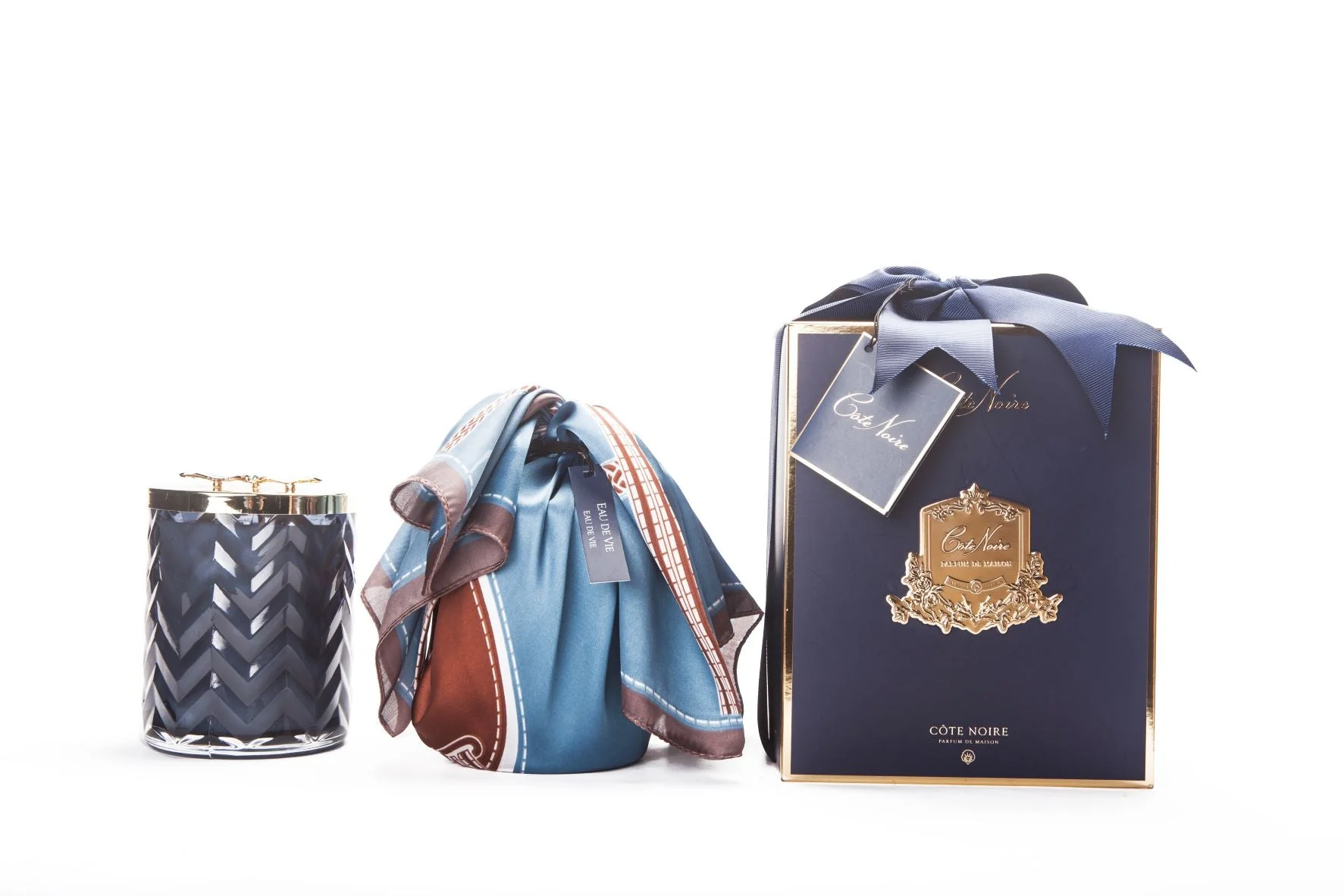 Herringbone_Candle_Blue_with_box-changeds_1773x1182 herringbone candle blue with box <p>Пориньте у світ розкоші та вишуканих ароматів з аромасвічкою Cote Noire Eau de Vie. Вона миттєво наповнить ваш простір чарівною атмосферою.</p>
<ul>
<li>600г натурального воску: Забезпечує тривале горіння та насичений аромат.</li>
<li>Елегантний скляний підсвічник: Додає вишуканості інтер'єру.</li>
<li>Золотий та синій кольори: Ідеально вписуються в сучасний декор.</li>
<li>Виробник Cote Noire: Гарантія преміальної якості.</li>
</ul>