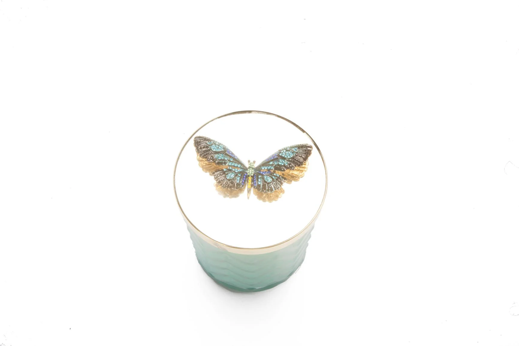 Herringbone_Candle_jade_glass_1732x1154 <p>Розкішна аромасвічка Cote Noire Lime Green створить неповторну атмосферу затишку та елегантності у вашому просторі. Це ідеальний акцент для вишуканого інтер'єру.</p>
<ul>
<li>Віск та скло: Гарантує чисте горіння та слугує стильним елементом декору.</li>
<li>Зелений та золотий колір: Додає нотку розкоші та ідеально вписується у сучасний дизайн.</li>
<li>Вага 2 кг: Забезпечує тривалий час горіння, насолоджуйтесь ароматом довше.</li>
<li>Розмір 21 x 17 x 17 см: Вражаючий розмір робить її центральним елементом будь-якої кімнати.</li>
</ul>