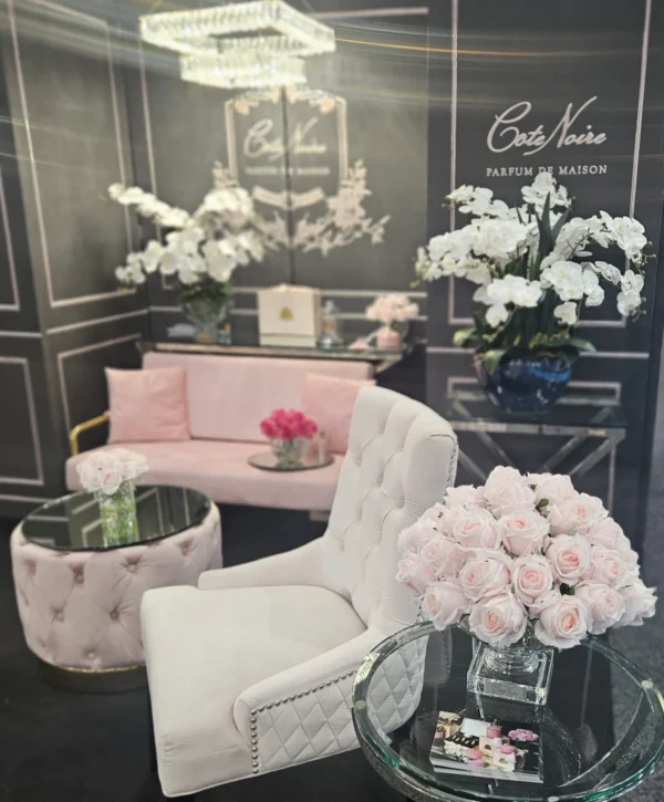 Аромабукет Côte Noire из 37 нежно розовых роз из полимера, в прозрачной вазе 33x33x31 см.