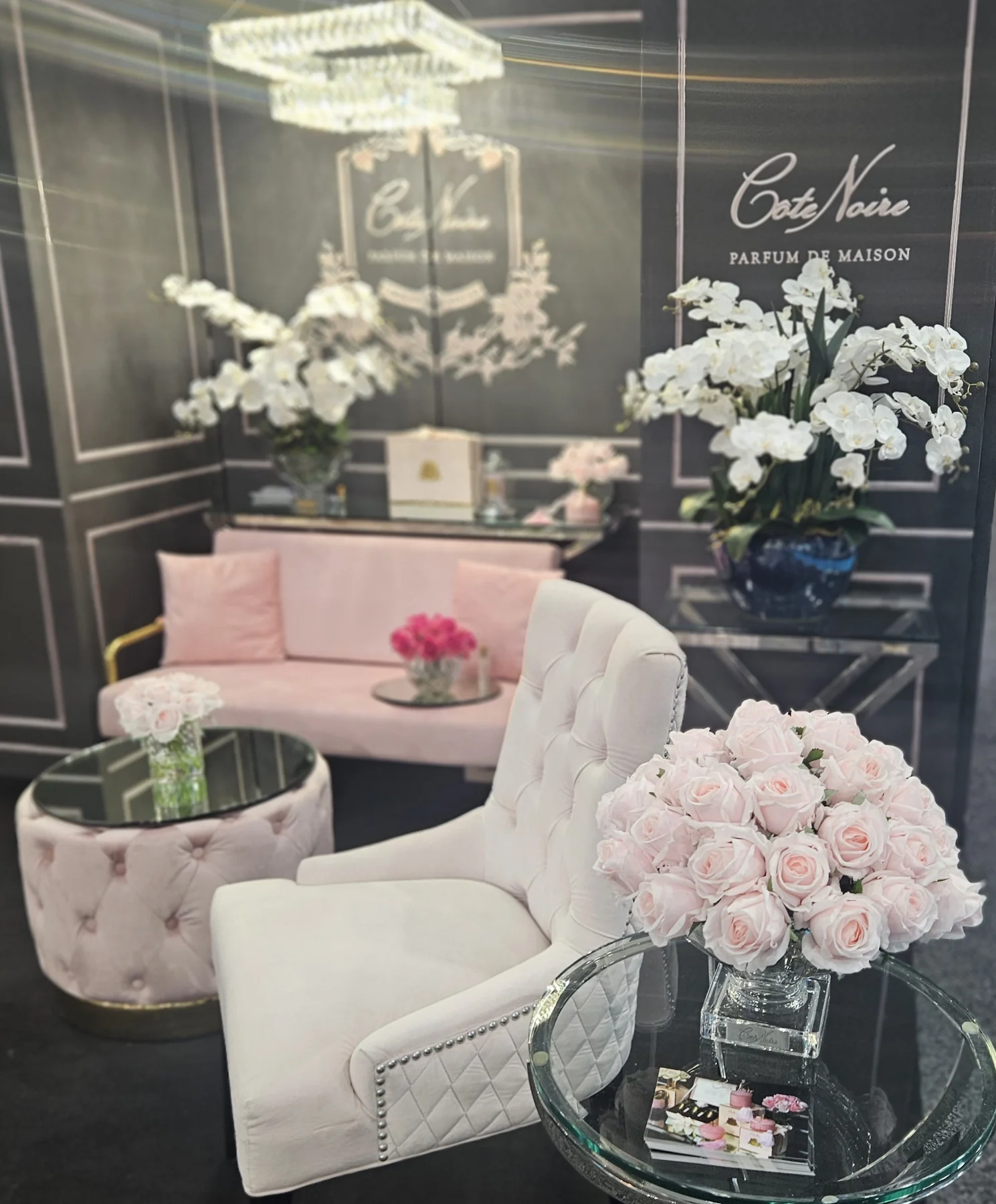 LifestyleNew_1489x1800 <span class="jCAhz ChMk0b"><span class="ryNqvb">Аромабукет Côte Noire из 37 нежно розовых роз из полимера, в прозрачной вазе </span></span> <span class="jCAhz ChMk0b"><span class="ryNqvb">Характеристики продукта:</span></span> <ul> <li><span class="jCAhz ChMk0b"><span class="ryNqvb">Количество бутонов: 37</span></span></li> <li><span class="jCAhz"><span class="ryNqvb">Цвет: Розовый</span></span></li> <li><span class="jCAhz ChMk0b"><span class="ryNqvb">Ваза: Стеклянная с серебряным логотипом.</span></span></li> <li><span class="jCAhz ChMk0b"><span class="ryNqvb">Ароматы в комплекте: 2 x 10 мл</span></span></li> <li><span class="jCAhz ChMk0b"><span class="ryNqvb"> Размеры: 33 см (ширина) × 33 см (глубина) × 31 см (высота)</span></span></li> <li><span class="jCAhz"><span class="ryNqvb">Вес: 4,5 кг</span></span></li> <li><span class="jCAhz"><span class="ryNqvb">Упаковка: Премиум-коробка Cote Noire с лентой готова для подарка.</span></span></li> </ul>