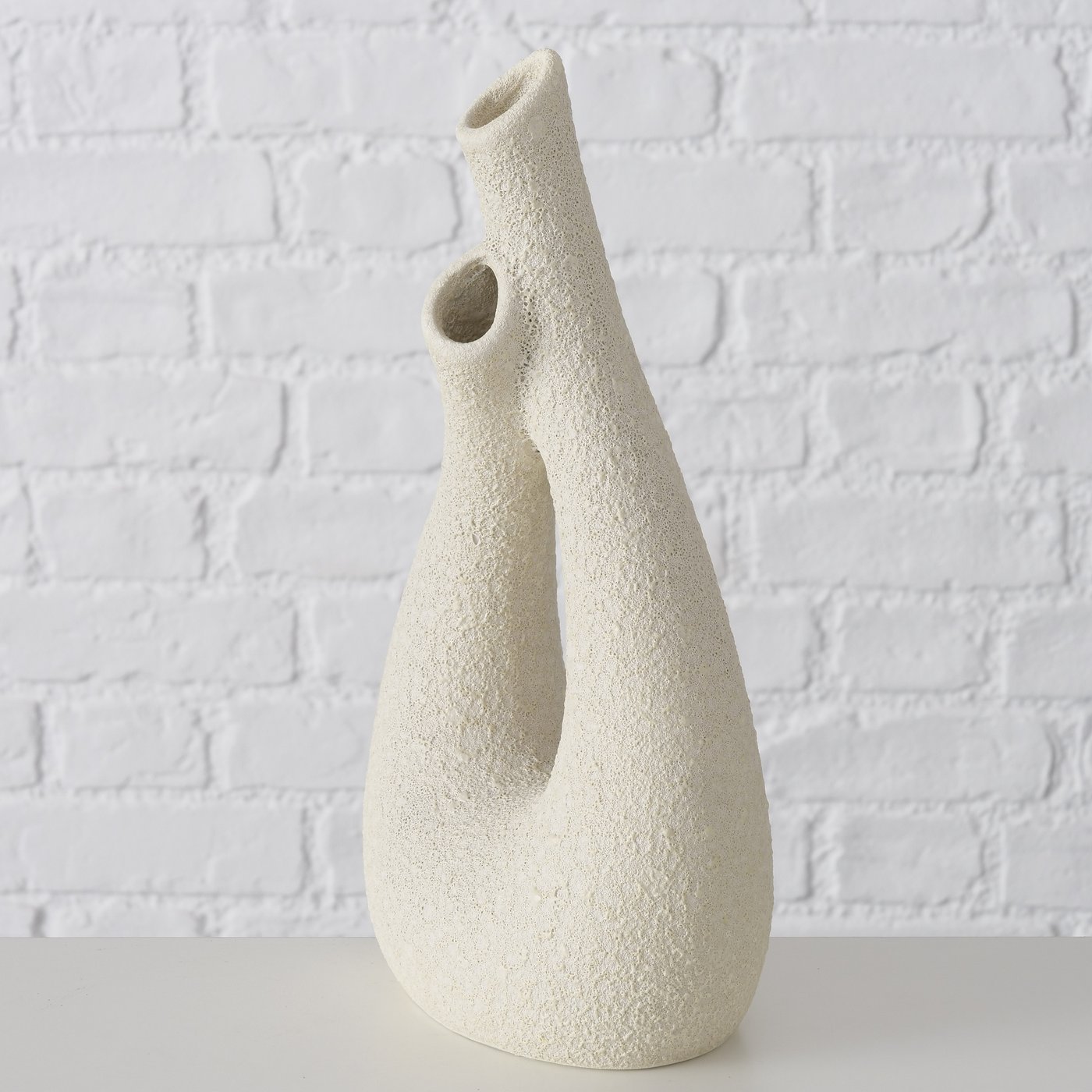 Detailbild-Tt_KHe9S-zoom detailbild tt khe9s zoom 1 <p>Ваза Кадира – елегантність та стиль для вашого дому! Підкресліть красу квітів та додайте вишуканості інтер'єру.</p>
<ul>
<li>Кераміка преміум-класу: Надає вазі витонченості та довговічності.</li>
<li>Бежевий колір: Легко поєднується з будь-яким декором.</li>
<li>Розміри 19 x 11 x 32 см: Ідеально підходить для різних букетів, не займає багато місця.</li>
<li>Виробник BOLTZE: Гарантія високої якості та стильного дизайну.</li>
</ul>
