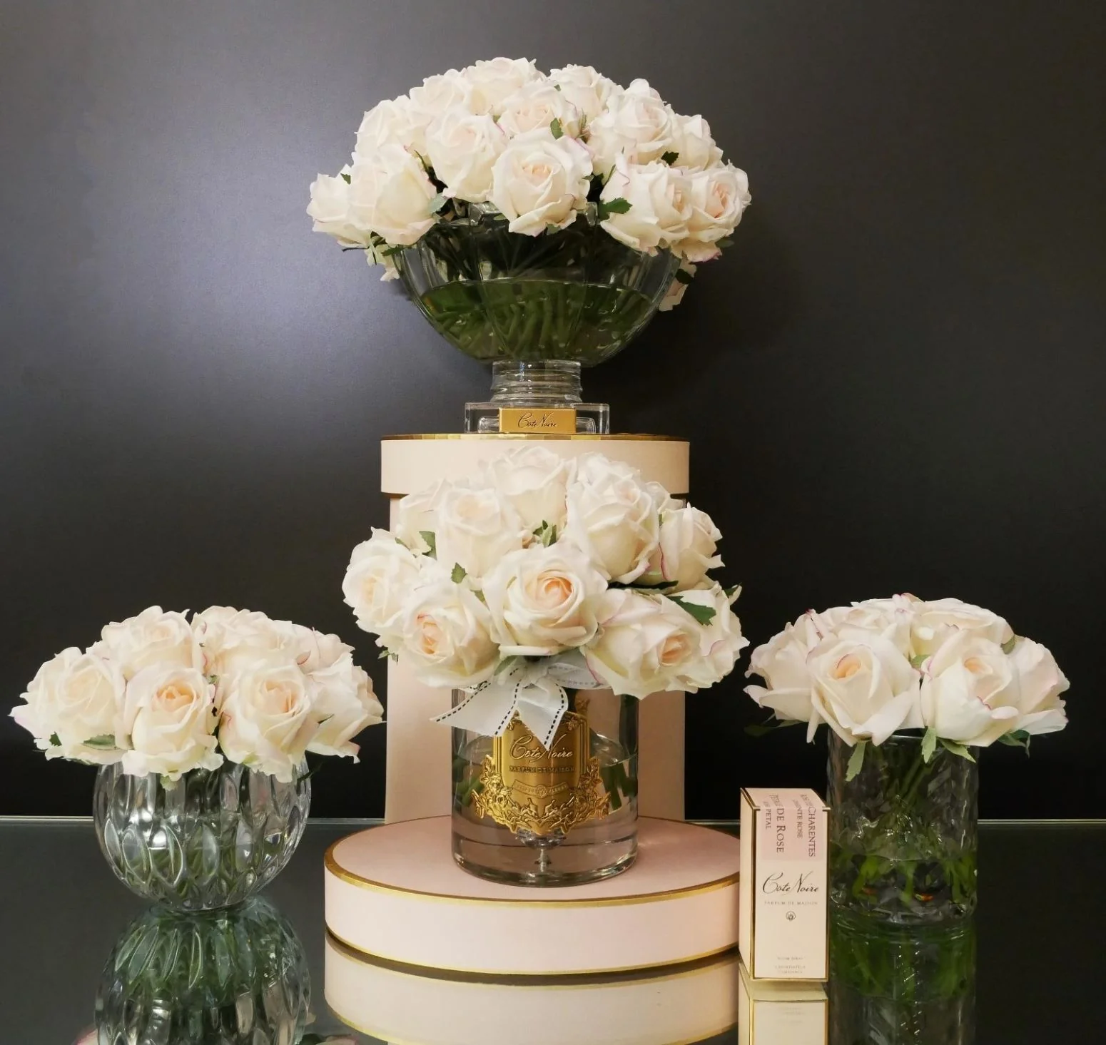 PinkGroupCPB02-3_1550x1465 pinkgroupcpb02 <span class="jCAhz JpY6Fd"><span class="ryNqvb">Этот роскошный аромабукет из коллекции Couture Square – воплощение французской элегантности.</span></span> Технические характеристики <ul> <li>Размер: 31*33*33 см</li> <li>Вес: 4,5 кг</li> <li>Цвет: белый, прозрачный, золотой</li> <li>Материал: полимер, стекло</li> <li>Производитель: Cote Noire, Франция</li> </ul>