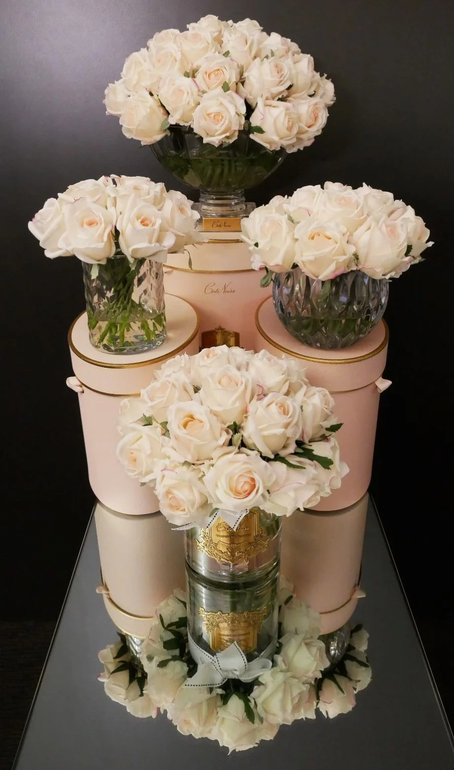 PinkGroupCPB02_921x1560 <span class="jCAhz JpY6Fd"><span class="ryNqvb">Этот роскошный аромабукет из коллекции Couture Square – воплощение французской элегантности.</span></span> Технические характеристики <ul> <li>Размер: 31*33*33 см</li> <li>Вес: 4,5 кг</li> <li>Цвет: белый, прозрачный, золотой</li> <li>Материал: полимер, стекло</li> <li>Производитель: Cote Noire, Франция</li> </ul>