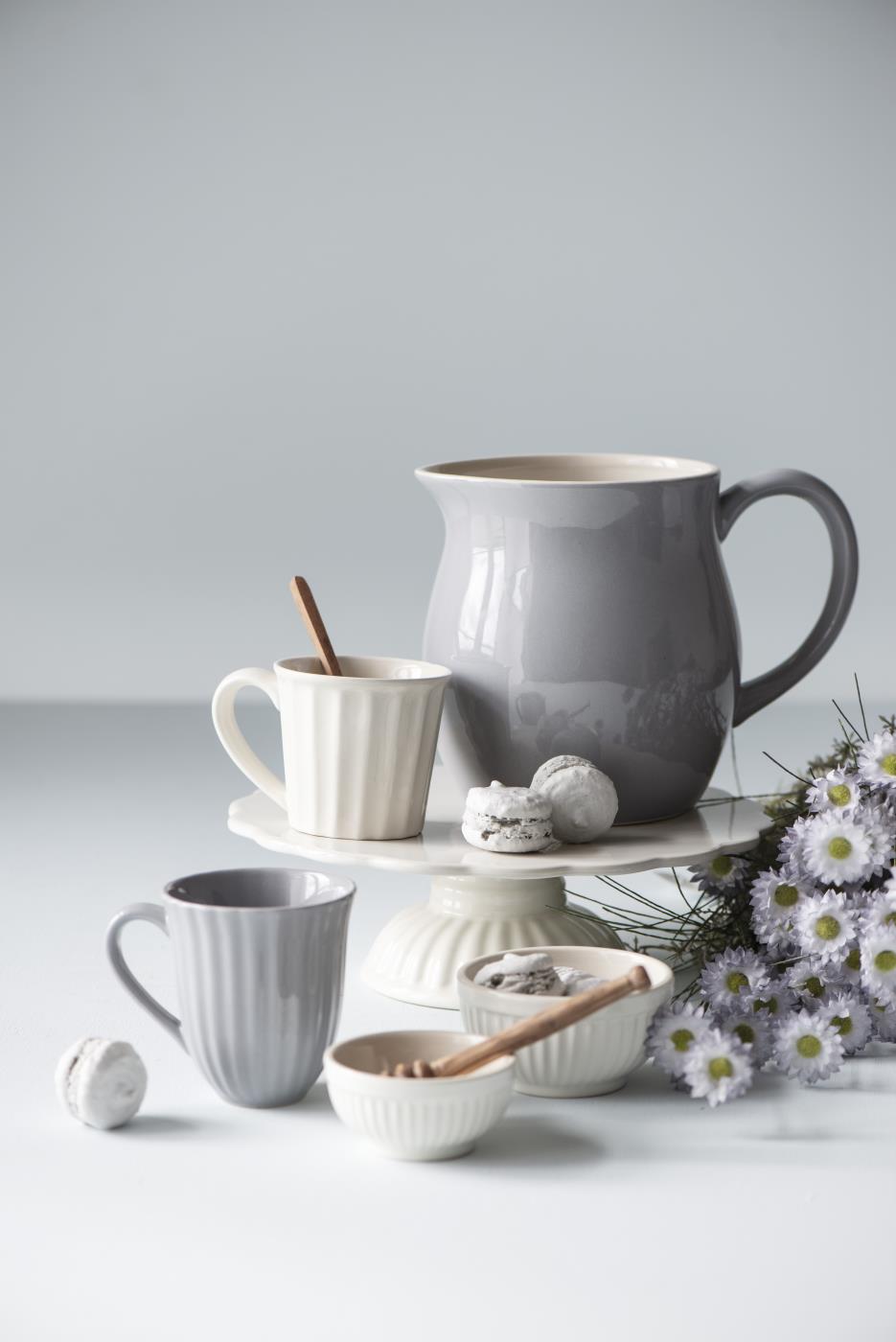 17694_W1400 17694 w1400 Елегантна тарілка на ніжці Mynte Butter Cream – ідеальна для стильної подачі десертів та закусок! Підкресліть вишуканість вашого столу. <ul> <li>Білий керамограніт: Легко миється та додає світла будь-якому сервіруванню.</li> <li>Розміри 19 x 16 x 24 см: Оптимальний розмір для ефектної презентації страв.</li> <li>Вага 1.6 кг: Стійка та надійна, запобігає випадковому перекиданню.</li> <li>Від Ib Laursen: Гарантована якість та неперевершений скандинавський дизайн.</li> </ul>
