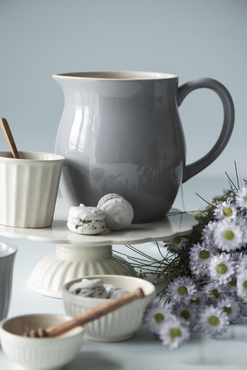 17695_W1400 17695 w1400 Елегантна тарілка на ніжці Mynte Butter Cream – ідеальна для стильної подачі десертів та закусок! Підкресліть вишуканість вашого столу. <ul> <li>Білий керамограніт: Легко миється та додає світла будь-якому сервіруванню.</li> <li>Розміри 19 x 16 x 24 см: Оптимальний розмір для ефектної презентації страв.</li> <li>Вага 1.6 кг: Стійка та надійна, запобігає випадковому перекиданню.</li> <li>Від Ib Laursen: Гарантована якість та неперевершений скандинавський дизайн.</li> </ul>