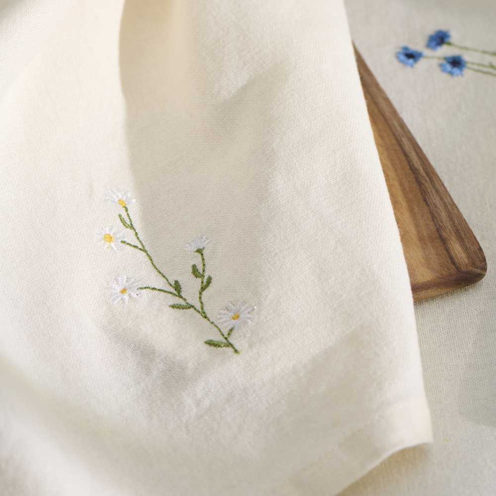 ib-laursen-stoffserviette-63005-82-mood-1 ib laursen stoffserviette 63005 82 mood 1 Добавьте уюта с <b>тканевой салфеткой Ib Laursen "Флора"</b> (40x40 см). Изготовлена из <b>100% хлопка</b> масляно-кремового цвета, украшена вышивкой <b>белых ромашек</b>. Идеальна для повседневного использования и особых событий, создавая утонченный и атмосферный вид стола.