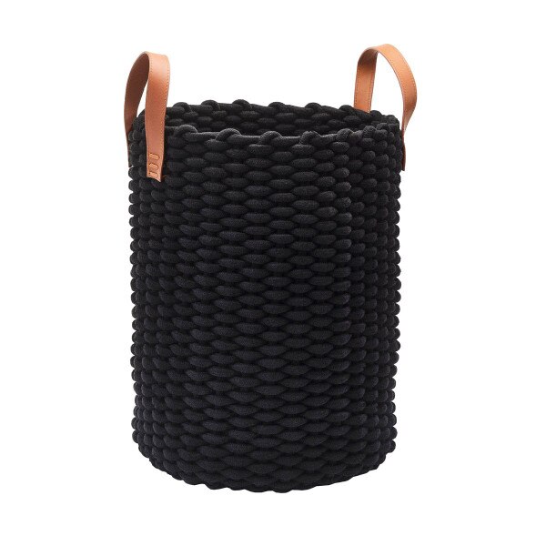 RUDLA.media.Black.Laundry basket small.01 rudla.media .black .laundry basket small.01 Корзина для белья плетеная Рудон с уникальным и стильным характером. Изготовлена из 50% хлопка и 50% полиэстера. Украшенная кожаными ручками. Очень практичная и добавляет настоящую нотку к стилю вашего интерьера. Корзина имеет емкость 53 литра.