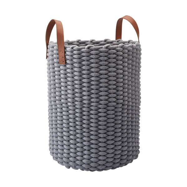 RUDLA.media.Grey.Laundry basket small.01 rudla.media .grey .laundry basket small.01 Кошик для білизни плетений Rudon з унікальним і стильним характером. Виготовлений з 50% бавовни та 50% поліестеру. Оздоблений шкіряними ручками. Дуже практичний і додає справжню нотку до стилю вашого інтер'єру. Кошик має місткість 53 літри.