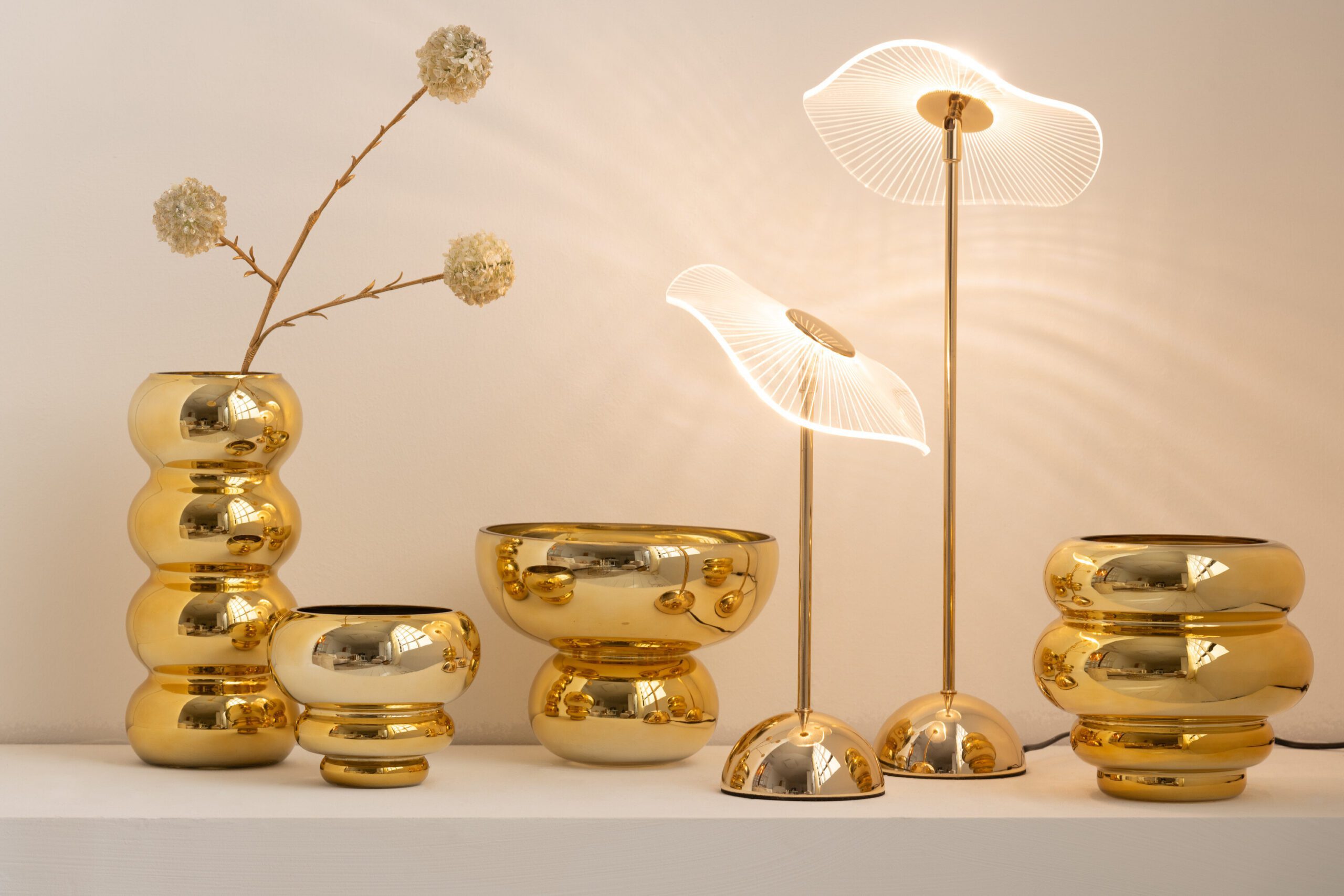 48642-A 48642 a scaled Подсвечник/ваза для чайной свечи Cléa Glass Gold — элегантный аксессуар, создающий настроение. Подсвечник Cléa Glass Gold — это не просто аксессуар, а изящное дополнение вашего интерьера, которое придает тепла, уюта и стиля. Благодаря изысканному дизайну, золотому цвету и прозрачной стеклянной структуре, он красиво отражает свет, создавая приятное мягкое сияние. Изделие имеет форму, позволяющую использовать его как подсвечник для чайной свечи или как декоративную вазу для мелких элементов — сухоцветов, камешков или других интерьерных деталей. Это универсальное решение для дома, офиса или праздничного декора.
