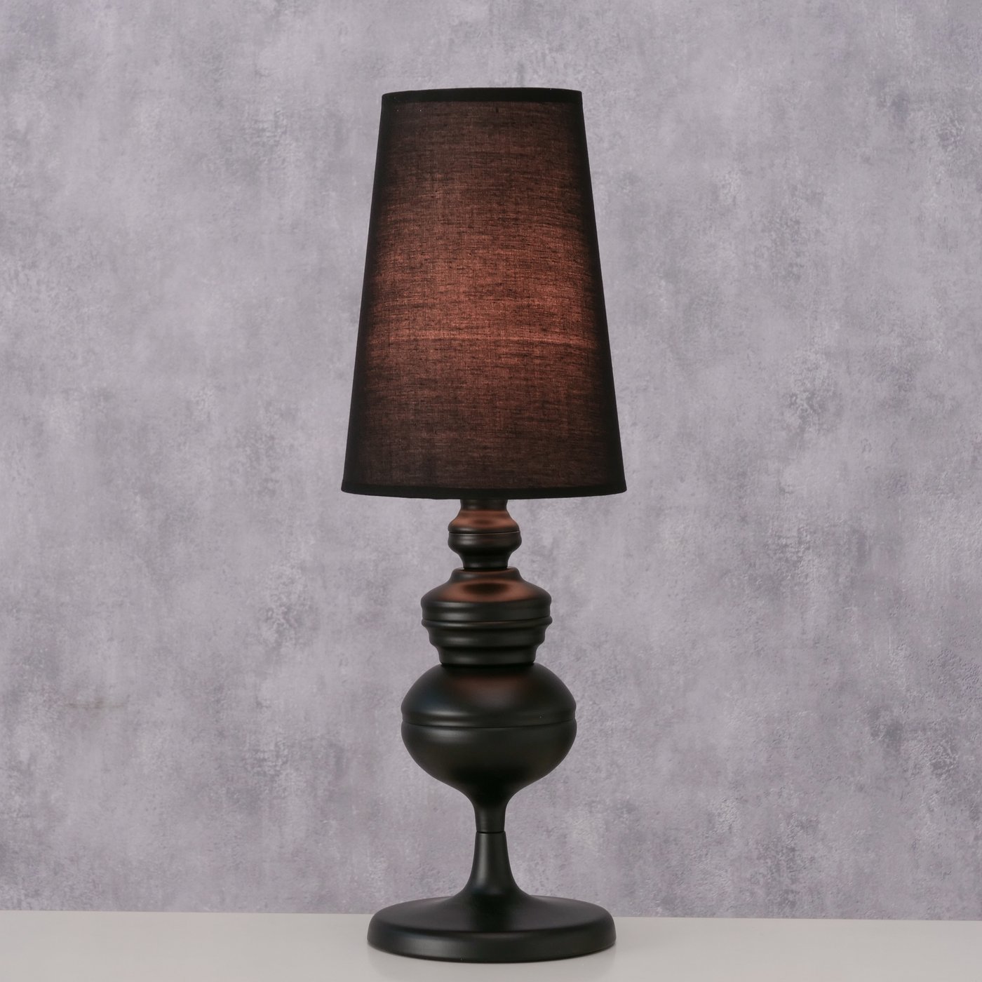 Ambientebild-9Hg9wtph-zoom ambientebild 9hg9wtph zoom <strong data-start="782" data-end="801">Характеристики:</strong><br data-start="801" data-end="804" />• Висота: 53 см<br data-start="819" data-end="822" />• Діаметр: 18 см<br data-start="838" data-end="841" />• Матеріал: метал, пластик<br data-start="867" data-end="870" />• Абажур: пластик<br data-start="887" data-end="890" />• Колір: чорний<br data-start="905" data-end="908" />• Дизайн: одноколірний, сучасний<br data-start="940" data-end="943" />• Живлення: кабель 120 см, чорний<br data-start="976" data-end="979" />• Розташування: настільна<br data-start="1004" data-end="1007" />• Бренд: Boltze Home