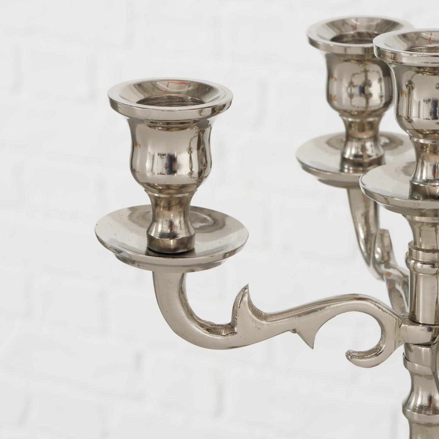 Detailbild-HCPqBx5_-zoom detailbild hcpqbx5 zoom Характеристики <ul> <li>Ручная работа: каждое изделие изготовлено вручную.</li> <li>Материал: металл (алюминий).</li> <li>Цвет: серебристый, блестящий.</li> <li>Форма: круглая.</li> <li>Вместимость: до 5 конических свечей.</li> <li>Назначение: для использования внутри помещения</li> <li>Разборная конструкция (K/D): да – удобная транспортировка и хранение</li> <li>Свечи и декор в комплект не входят</li> <li>Стиль: классический, элегантный</li> <li>Бренд: Boltze Home</li> <li>Идеально подходит для: новогодней ночи, свадьбы, праздничной сервировки, декора интерьера</li> </ul>