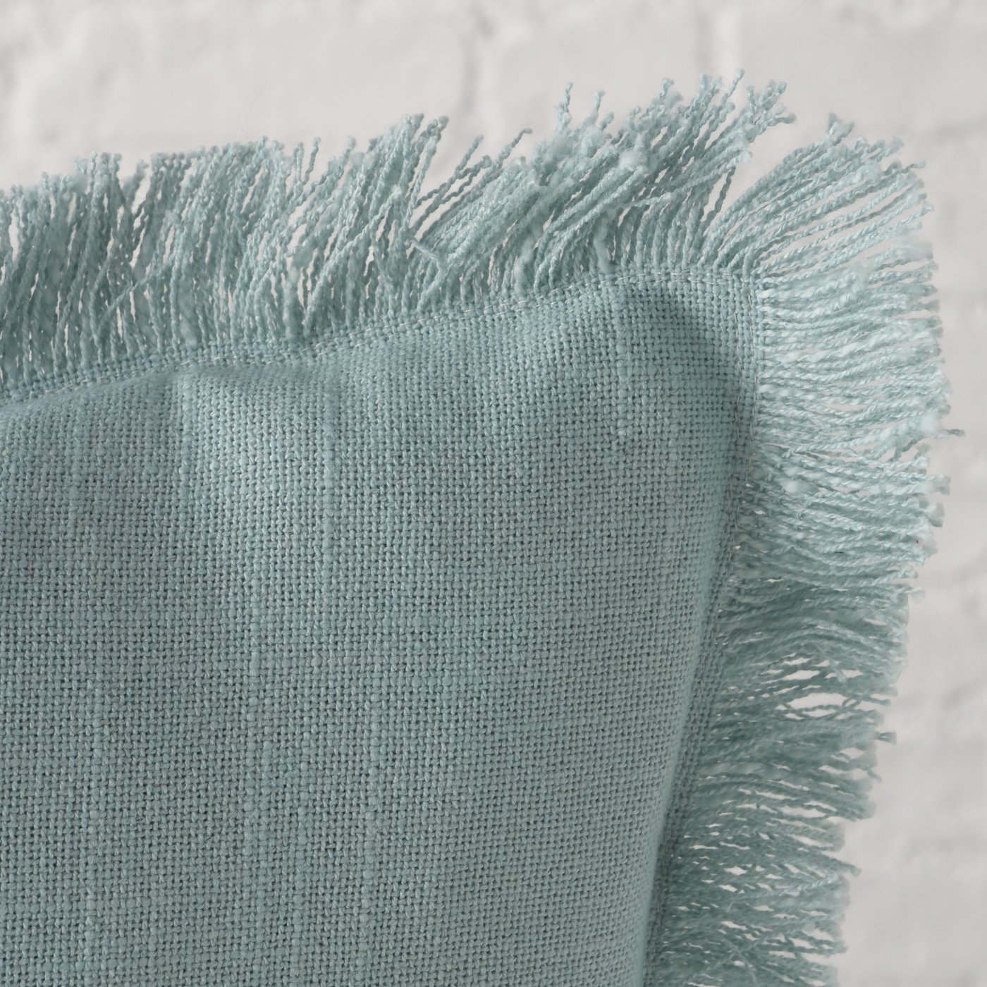 Detailbild-JagHOPi4-zoom detailbild jaghopi4 zoom Подушка декоративная прямоугольная стильного бирюзового цвета. Изготовлена из хлопкового чехла с полиэстеровым наполнителем, имеет приятную матовую текстуру и практичную молнию для удобного ухода. Идеально подходит для повседневного комфорта дома или в офисе.