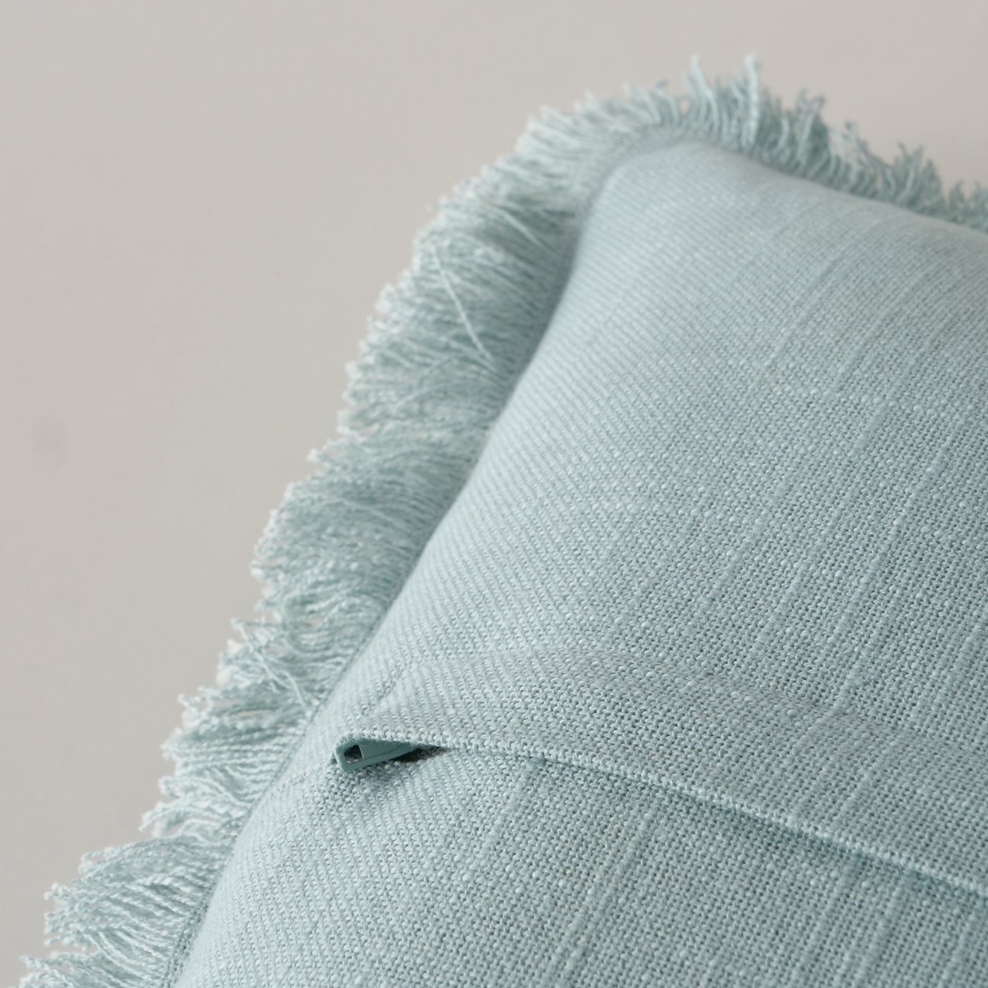 Detailbild-oLuBJvcU-zoom detailbild olubjvcu zoom 1 Подушка декоративная в стильном бирюзовом цвете. Изготовлена из хлопкового чехла с полиэстеровым наполнителем, имеет приятную матовую текстуру и практичную молнию для удобного ухода. Идеально подходит для повседневного комфорта дома или в офисе.