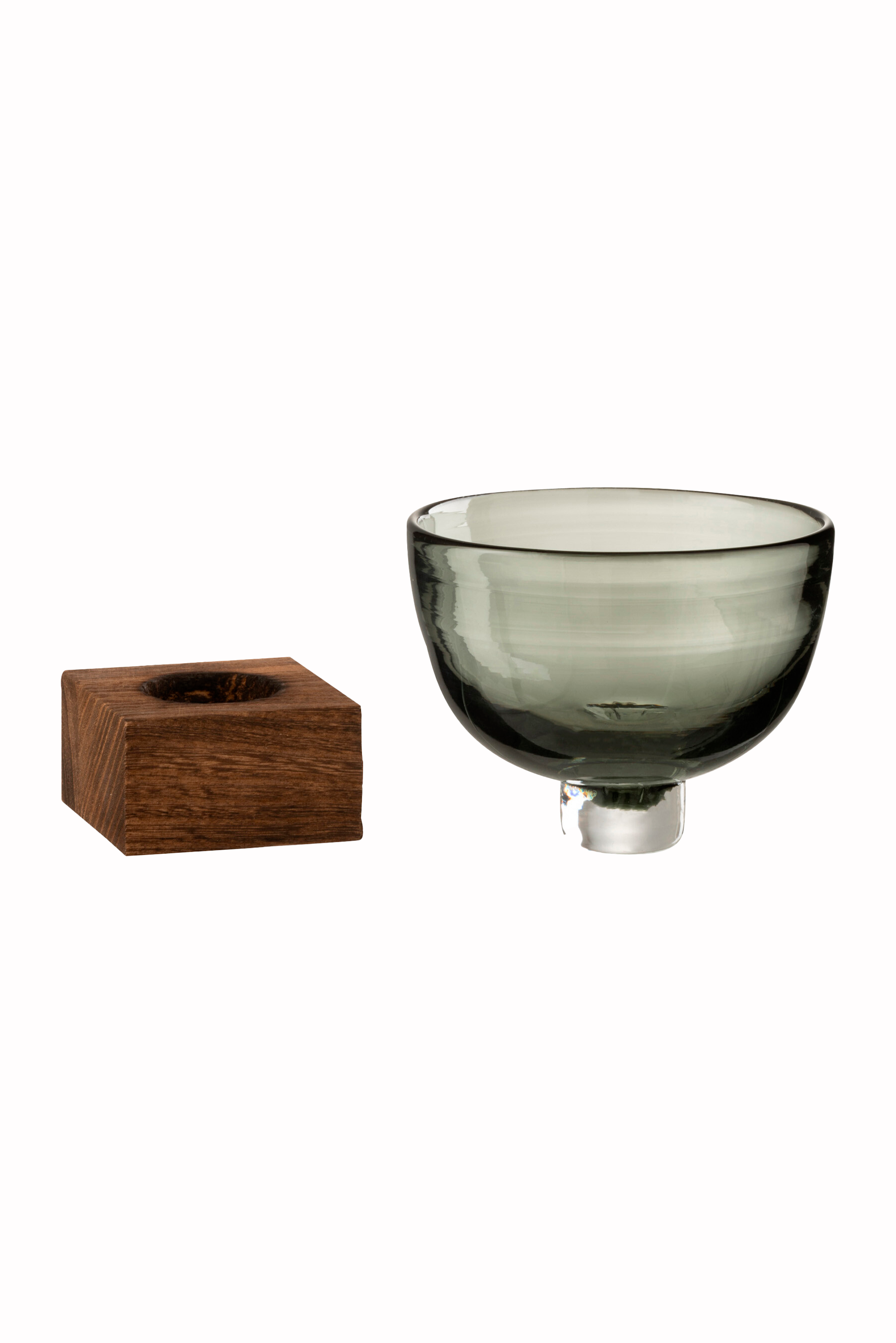 3736 3736 <strong>Характеристики:</strong> <ul> <li style="list-style-type: none;"> <ul> <li>высота: 11,7 см</li> <li>размер: 12 × 12 см</li> <li>объем: 300 мл</li> <li>материал: стекло / дерево</li> <li>цвет: серый / темно-коричневый</li> <li>Страна происхождения: Бельгия</li> <li>Производитель: J-Line</li> </ul> </li> </ul>