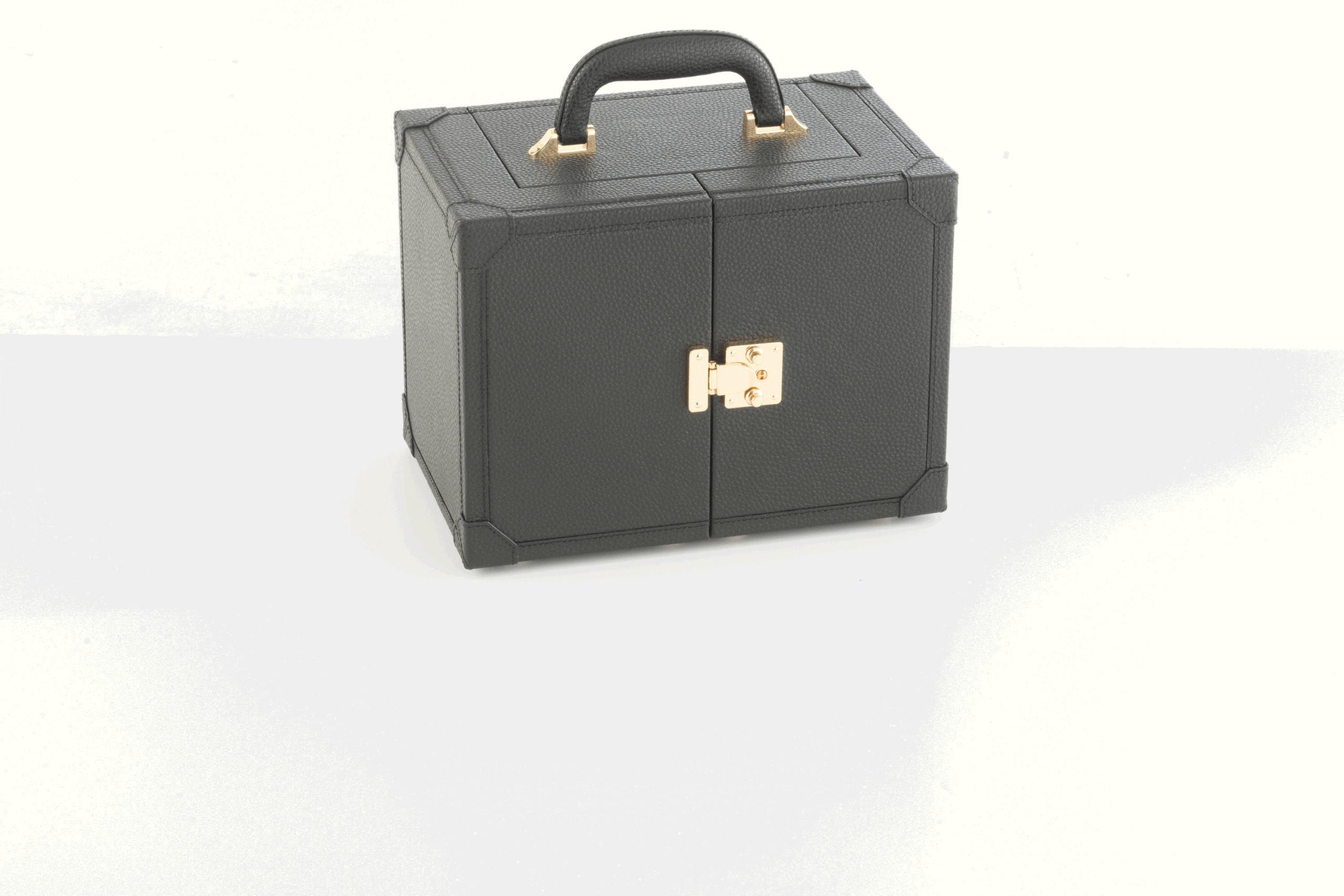 46559-3 46559 3 scaled <strong>Характеристики:</strong> <ul> <li data-start="407" data-end="531">Тип: шкатулка для украшений</li> <li data-start="407" data-end="531">Материал: дерево / искусственная кожа</li> <li data-start="407" data-end="531">Цвет: черный</li> <li data-start="407" data-end="531">Высота: 22 см</li> <li data-start="407" data-end="531">Длина: 29,5 см</li> <li data-start="407" data-end="531">Ширина: 18,5 см</li> <li data-start="407" data-end="531">Вес: 3,155 кг</li> <li data-start="407" data-end="531">Страна происхождения: Бельгия</li> <li data-start="407" data-end="531">Производитель: J-Line</li> </ul>