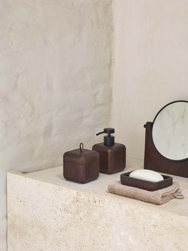 Ebonyaccessories ebonyaccessories Дзеркало Ebony Pecan поєднує натуральне дерево, ручну роботу та сучасну елегантність. Стильний аксесуар, який додає інтер’єру тепла, природної текстури та преміального характеру.