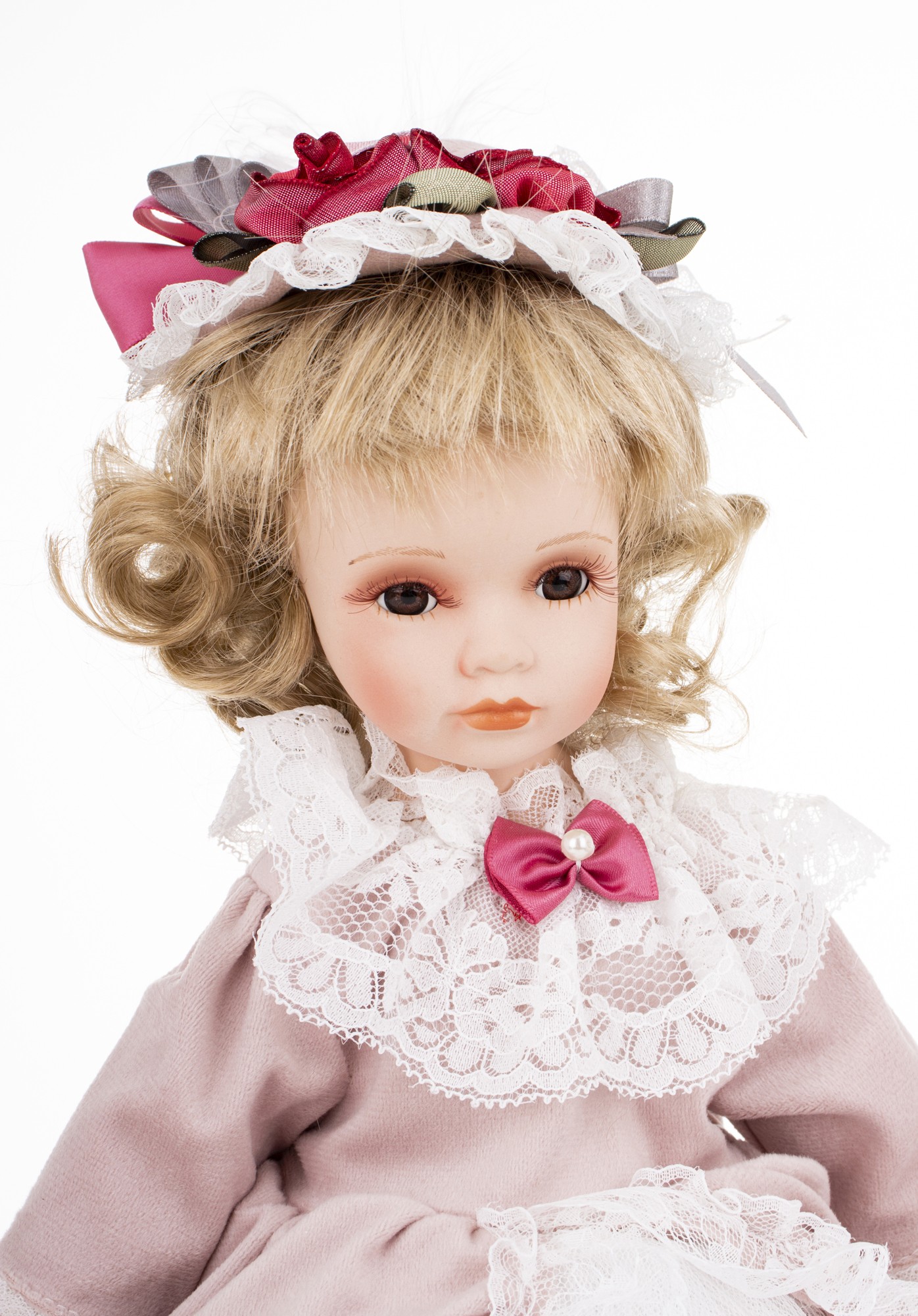 014bebe59d89819e57344c178ae9b870-big 014bebe59d89819e57344c178ae9b870 big Вишукана порцелянова лялька від Art Pol, створена для поціновувачів вічної краси. Обличчя, розписане вручну, надає їй унікального характеру. Ретельно продумане вбрання з якісних тканин підкреслює аристократичний шарм. Ідеальна як елегантна окраса інтер'єру або цінний екземпляр для колекції. Подаруйте собі чи близьким дотик старовинної розкоші та мистецтва.