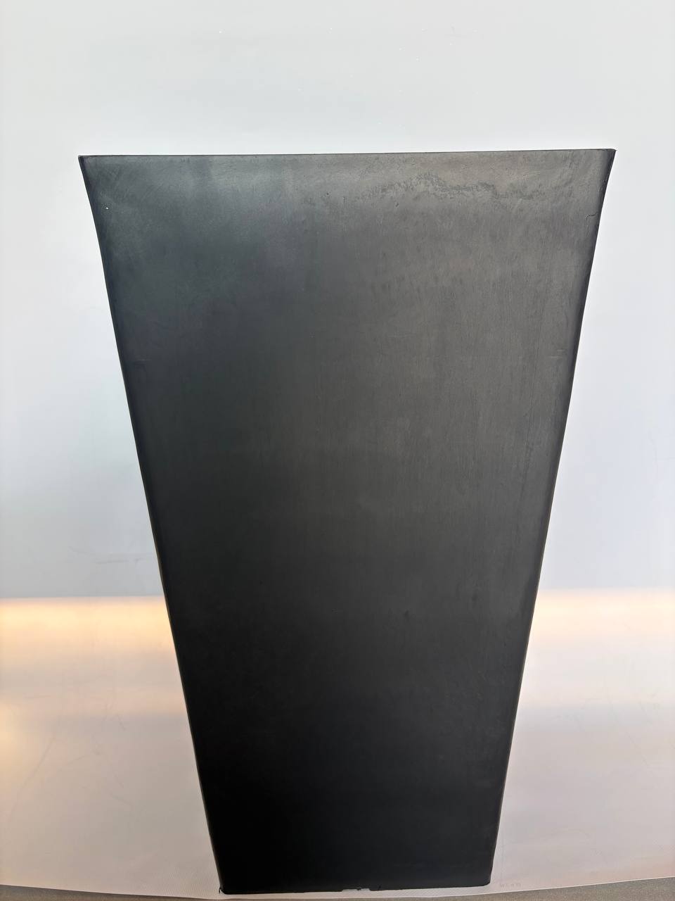 5262953311801907127 5262953311801907127 Стильное квадратное кашпо Ecostone Black глубокого черного цвета станет эффектным акцентом современного интерьера или террасы. Высокая форма красиво подчеркивает декоративные растения и придает пространству элегантность.