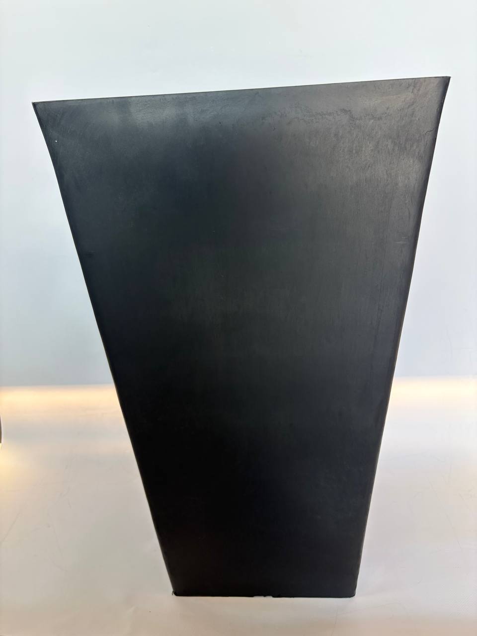 5262953311801907128 5262953311801907128 Стильное квадратное кашпо Ecostone Black глубокого черного цвета станет эффектным акцентом современного интерьера или террасы. Высокая форма красиво подчеркивает декоративные растения и придает пространству элегантность.