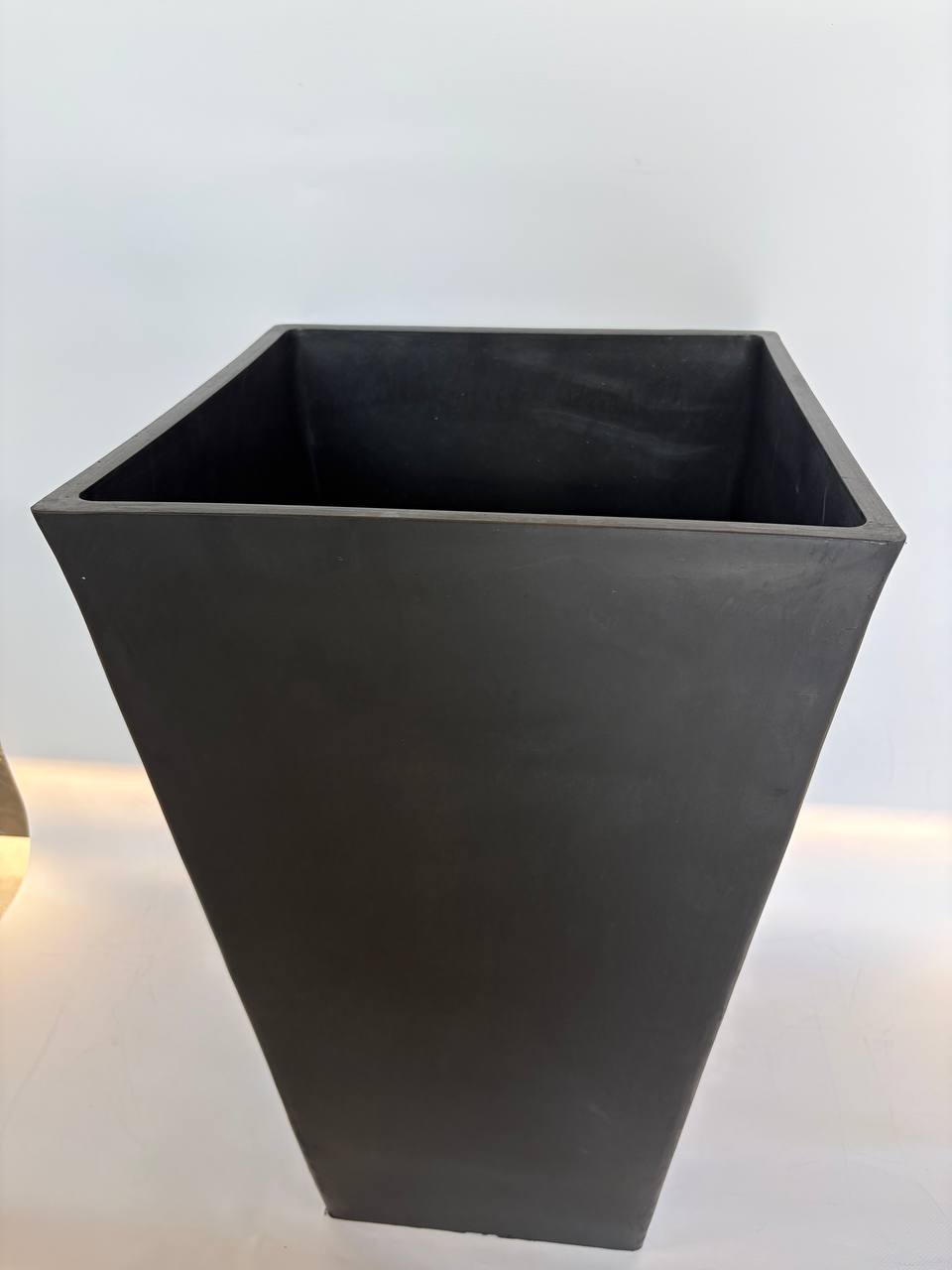 5262953311801907129 5262953311801907129 Стильное квадратное кашпо Ecostone Black глубокого черного цвета станет эффектным акцентом современного интерьера или террасы. Высокая форма красиво подчеркивает декоративные растения и придает пространству элегантность.
