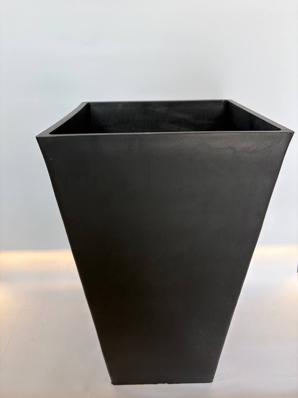 5262953311801907130 5262953311801907130 Стильное квадратное кашпо Ecostone Black глубокого черного цвета станет эффектным акцентом современного интерьера или террасы. Высокая форма красиво подчеркивает декоративные растения и придает пространству элегантность.