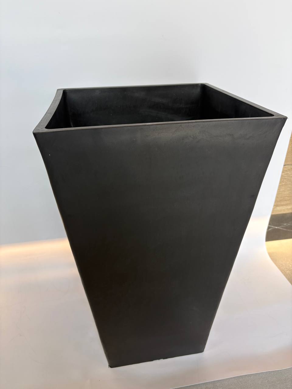 5262953311801907131 5262953311801907131 Стильное квадратное кашпо Ecostone Black глубокого черного цвета станет эффектным акцентом современного интерьера или террасы. Высокая форма красиво подчеркивает декоративные растения и придает пространству элегантность.