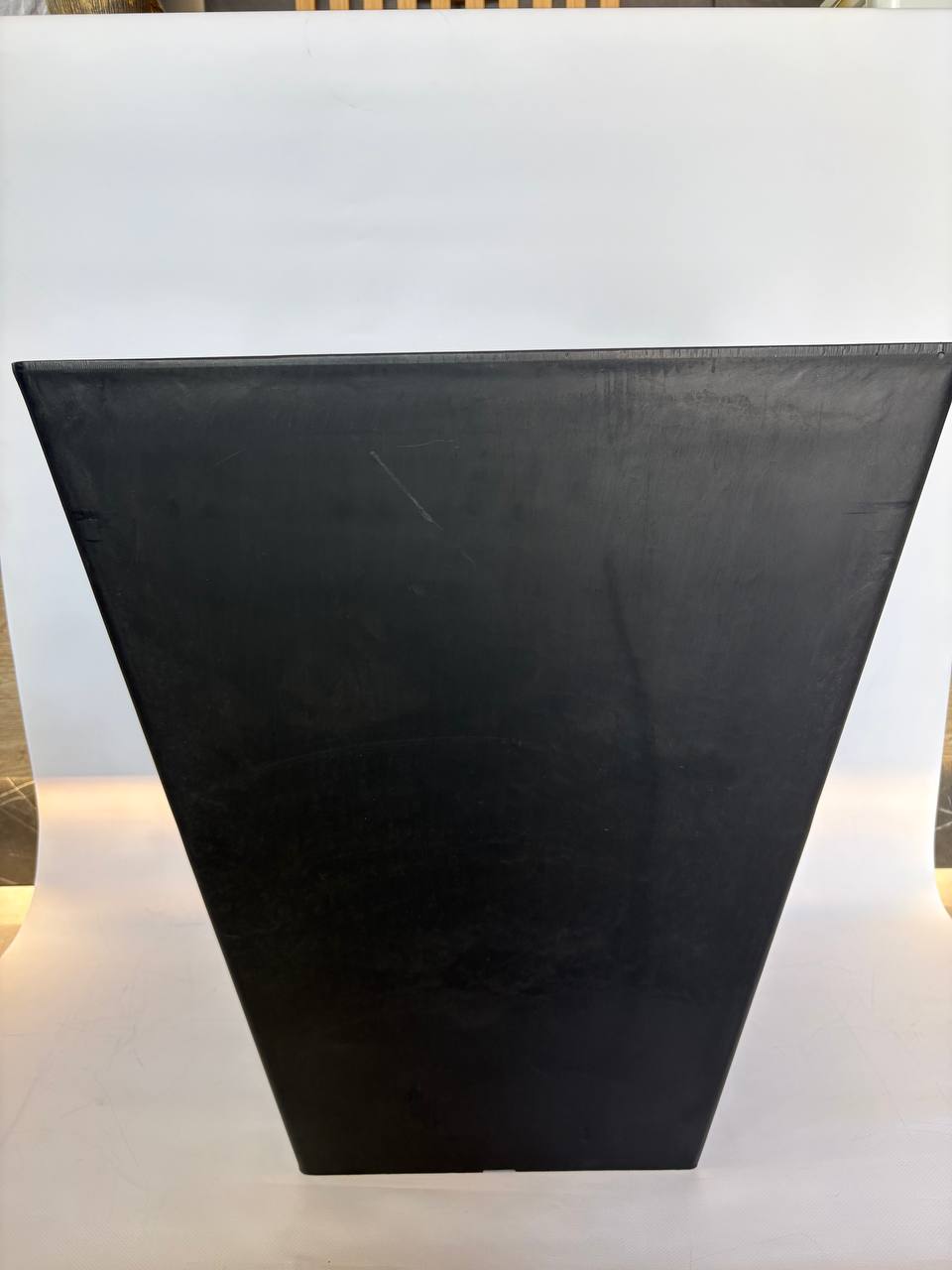 5262953311801907132 5262953311801907132 Стильное квадратное кашпо Ecostone Black глубокого черного цвета станет эффектным акцентом современного интерьера или террасы. Высокая форма красиво подчеркивает декоративные растения и придает пространству элегантность.
