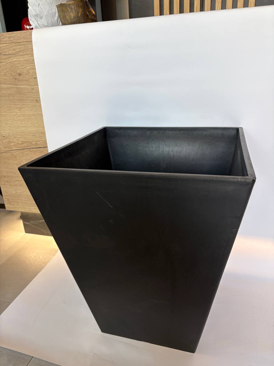 5262953311801907134 5262953311801907134 Стильное квадратное кашпо Ecostone Black глубокого черного цвета станет эффектным акцентом современного интерьера или террасы. Высокая форма красиво подчеркивает декоративные растения и придает пространству элегантность.