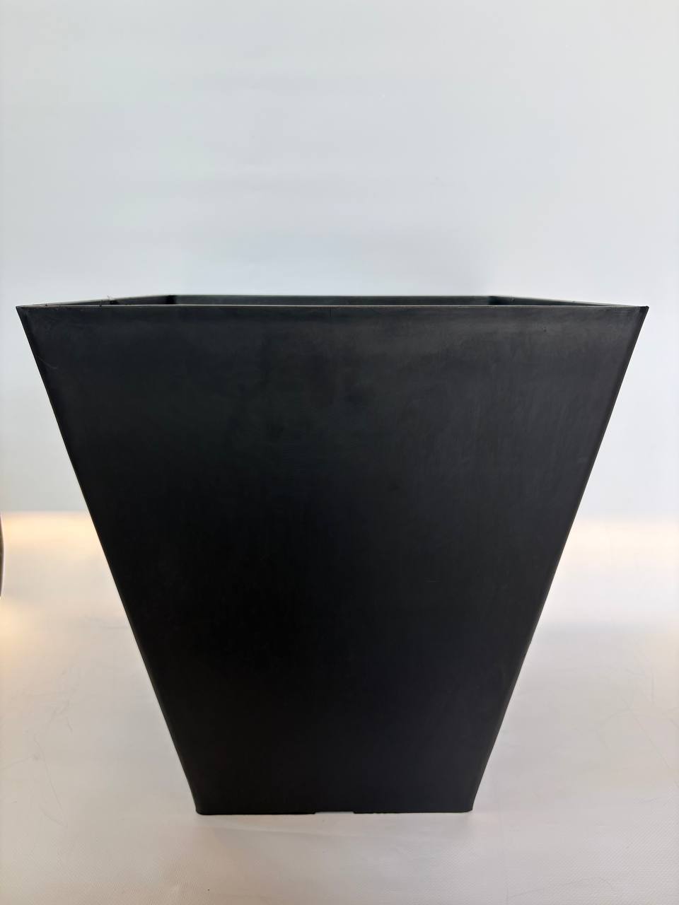 5262953311801907139 5262953311801907139 Стильное квадратное кашпо Ecostone Black глубокого черного цвета станет эффектным акцентом современного интерьера или террасы. Высокая форма красиво подчеркивает декоративные растения и придает пространству элегантность.